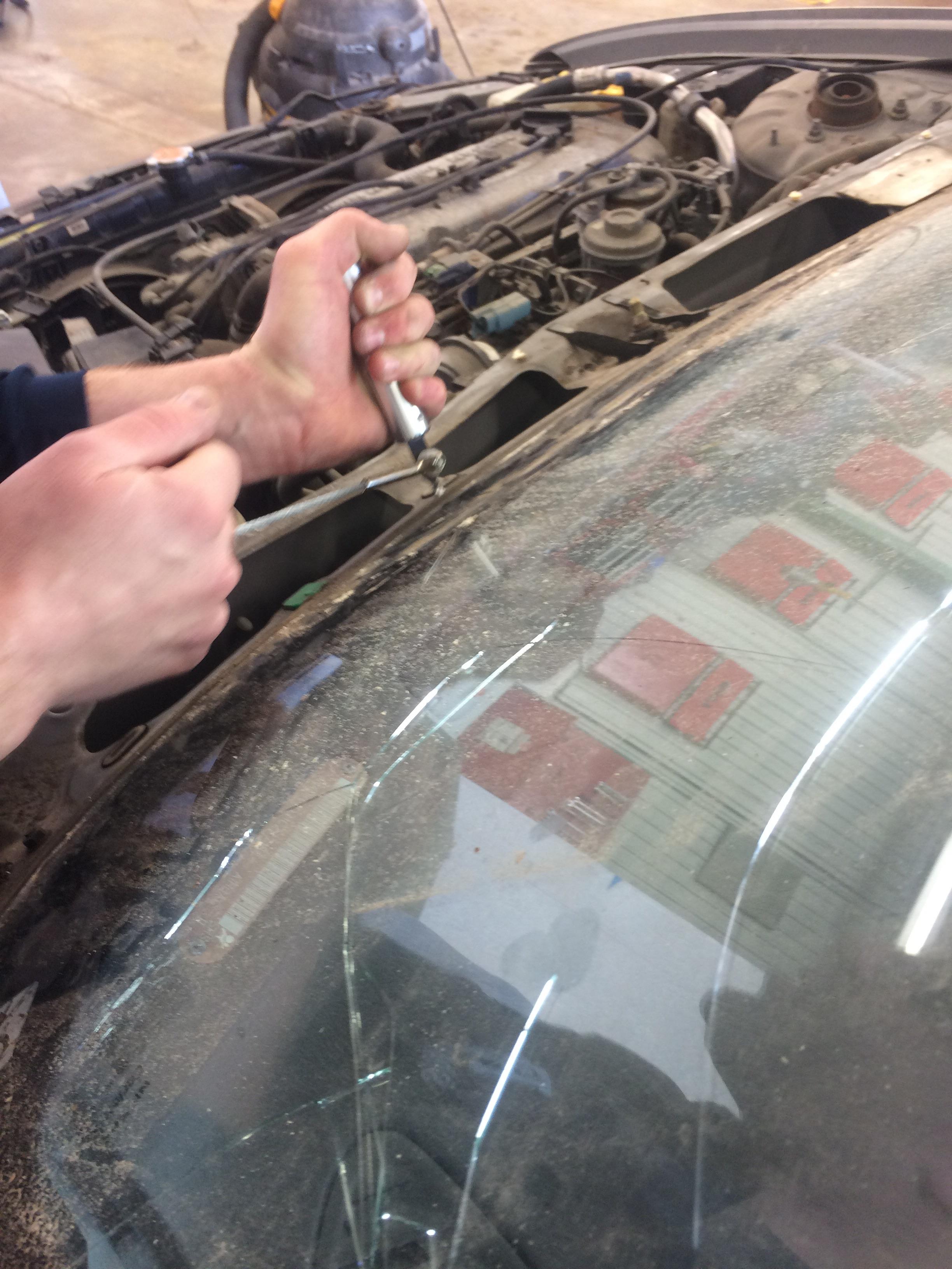 This cutting device used to separate windshields from cars