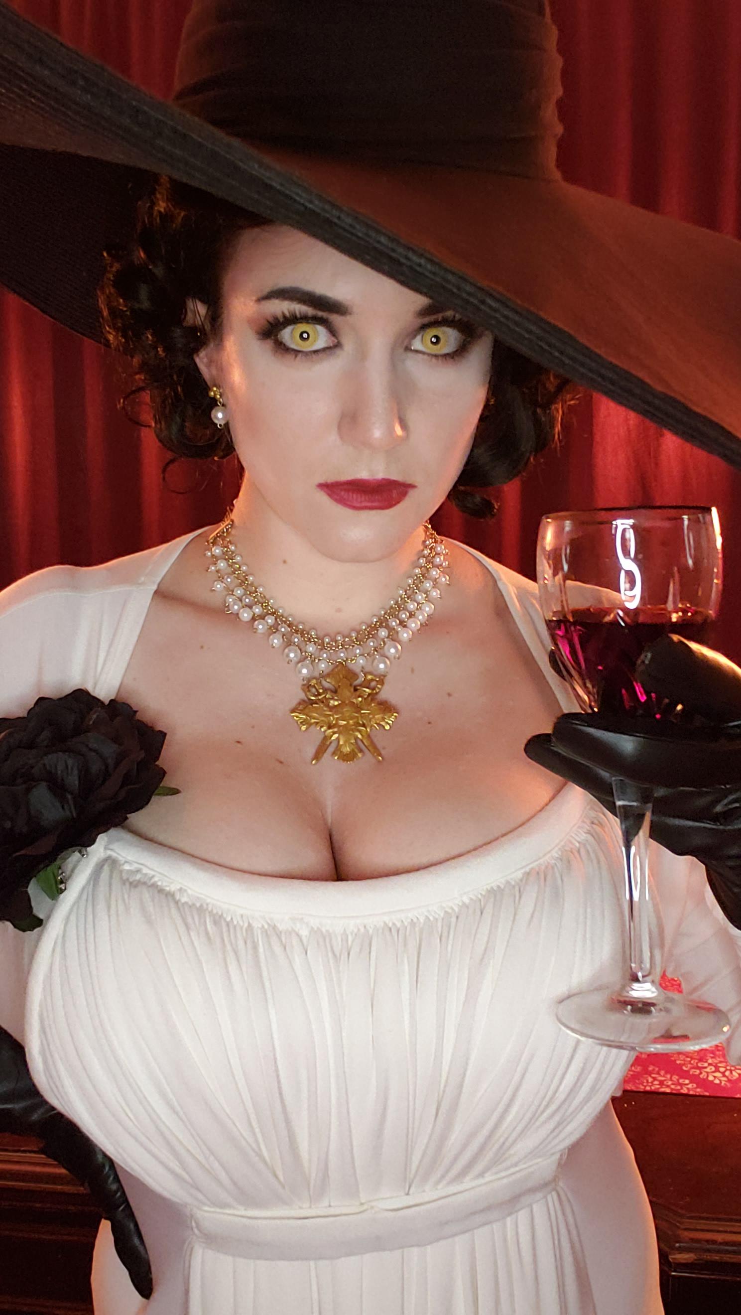 (LIifeOfCosplay) Lady Dimitrescu [Resident Evil Village] : cosplayers