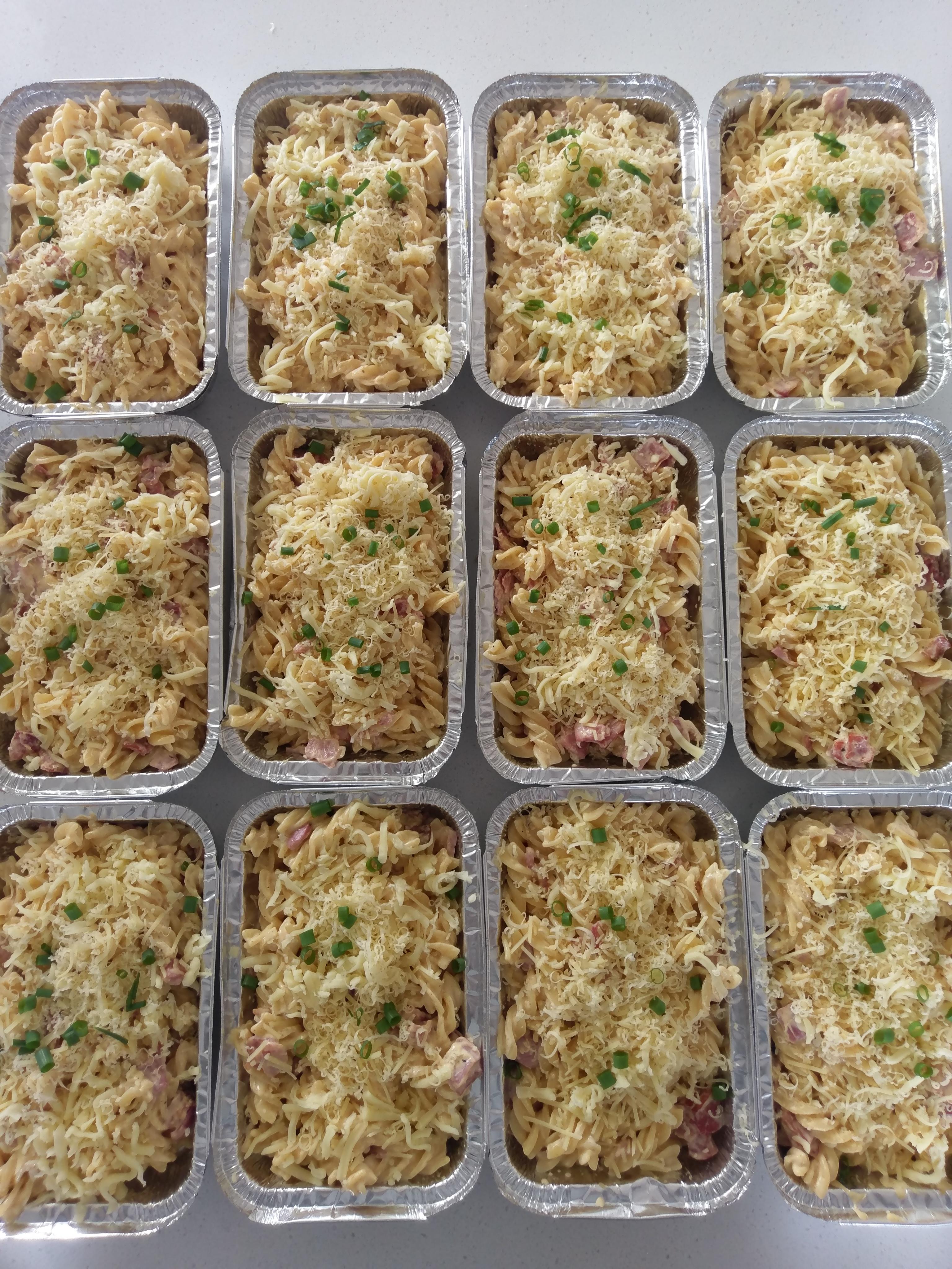 Made four cheese mac and cheese for my pregnant friend 💖 r/MealPrepSunday