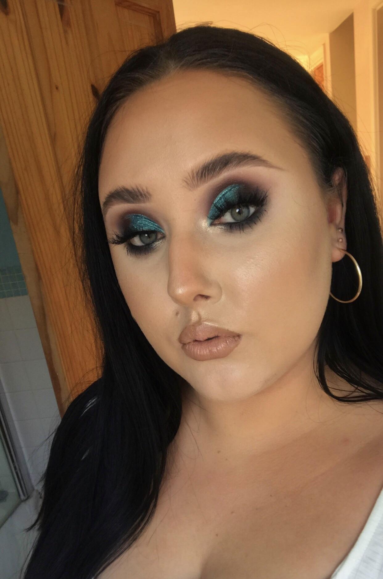 Dark smokey eye look with a pop of colour, CCW!🙂