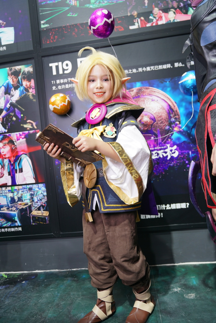 Invoker persona cosplay at ChinaJoy DotA2