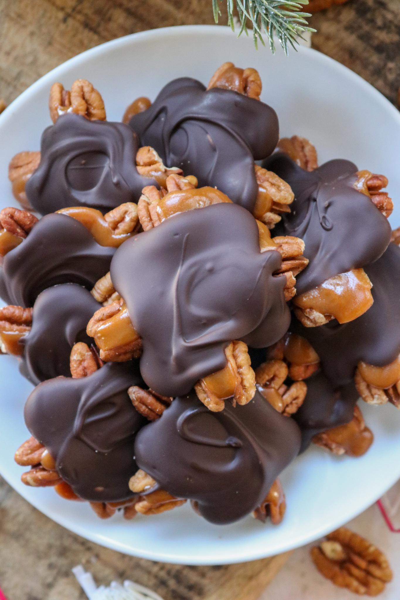 Keto Pecan Turtles (with keto caramel sauce) r/ketorecipes
