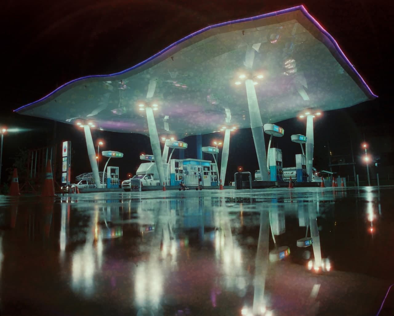 Epic reddit moment, gas station, carbon residue , light leak and tonez [Mamiy RB67 /Mamiya 50mm