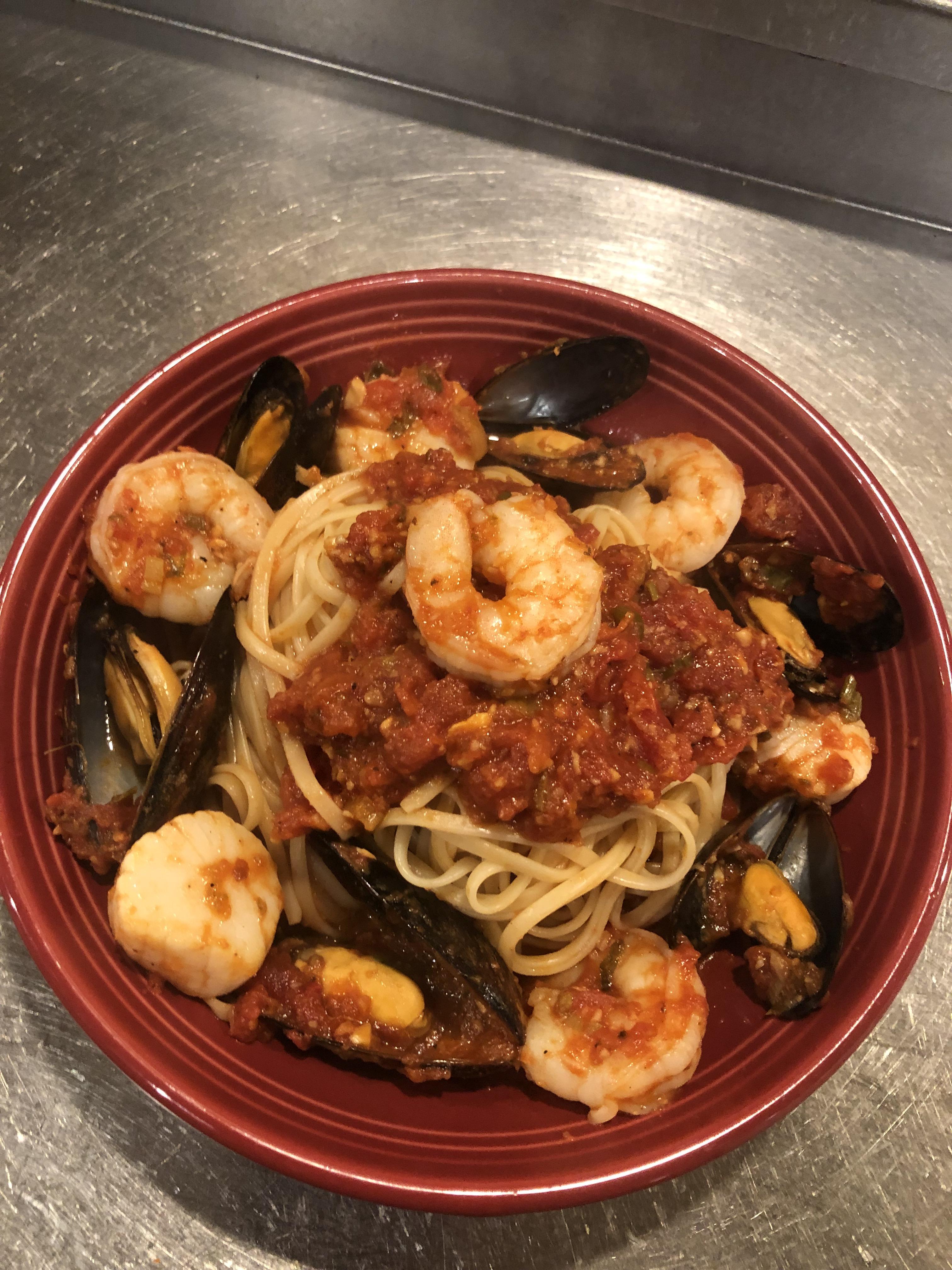 Marinara linguine with shrimp scallops and mussels r/FoodPorn