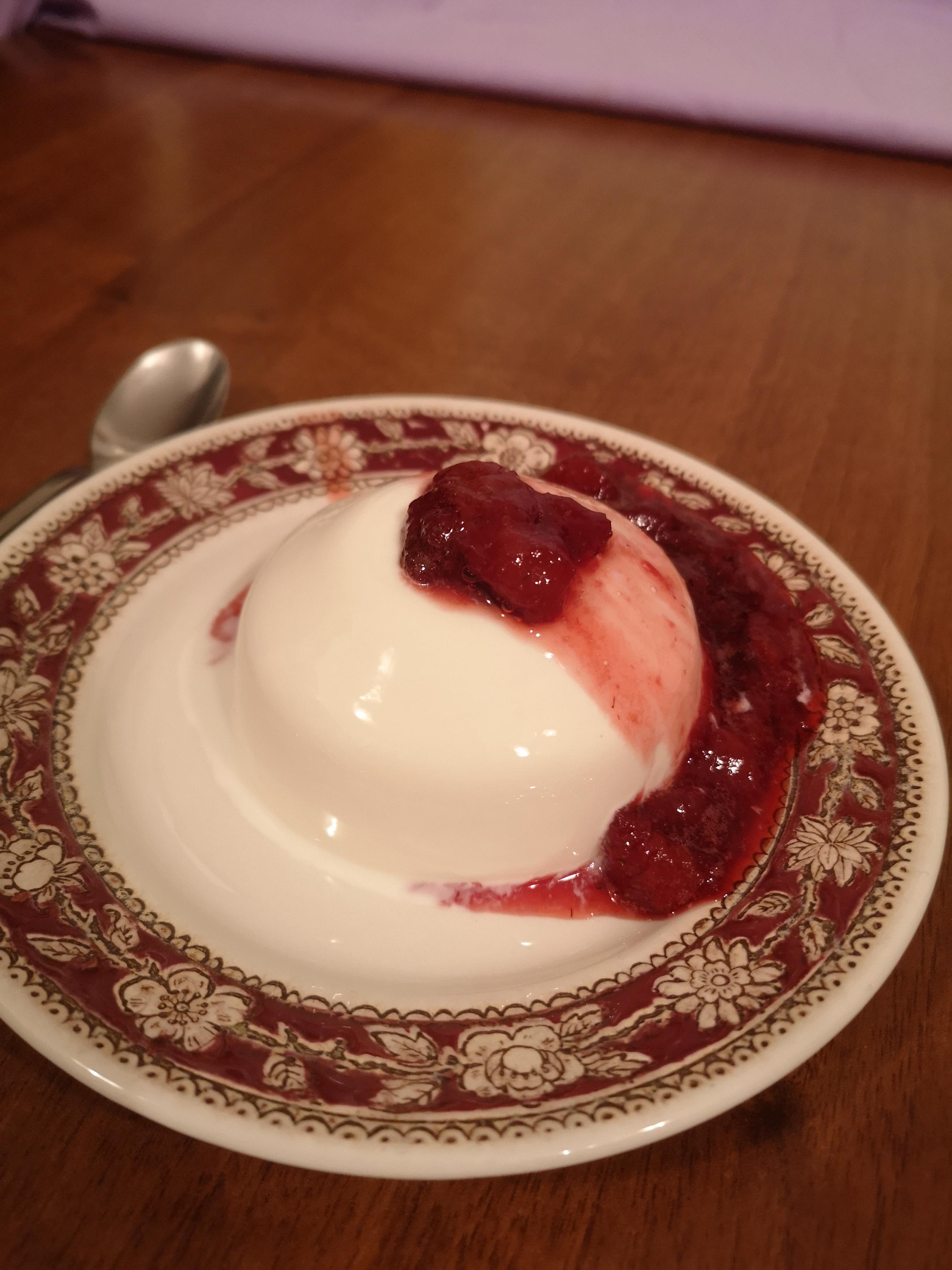 I made panna cotta with strawberry garnish r/Baking
