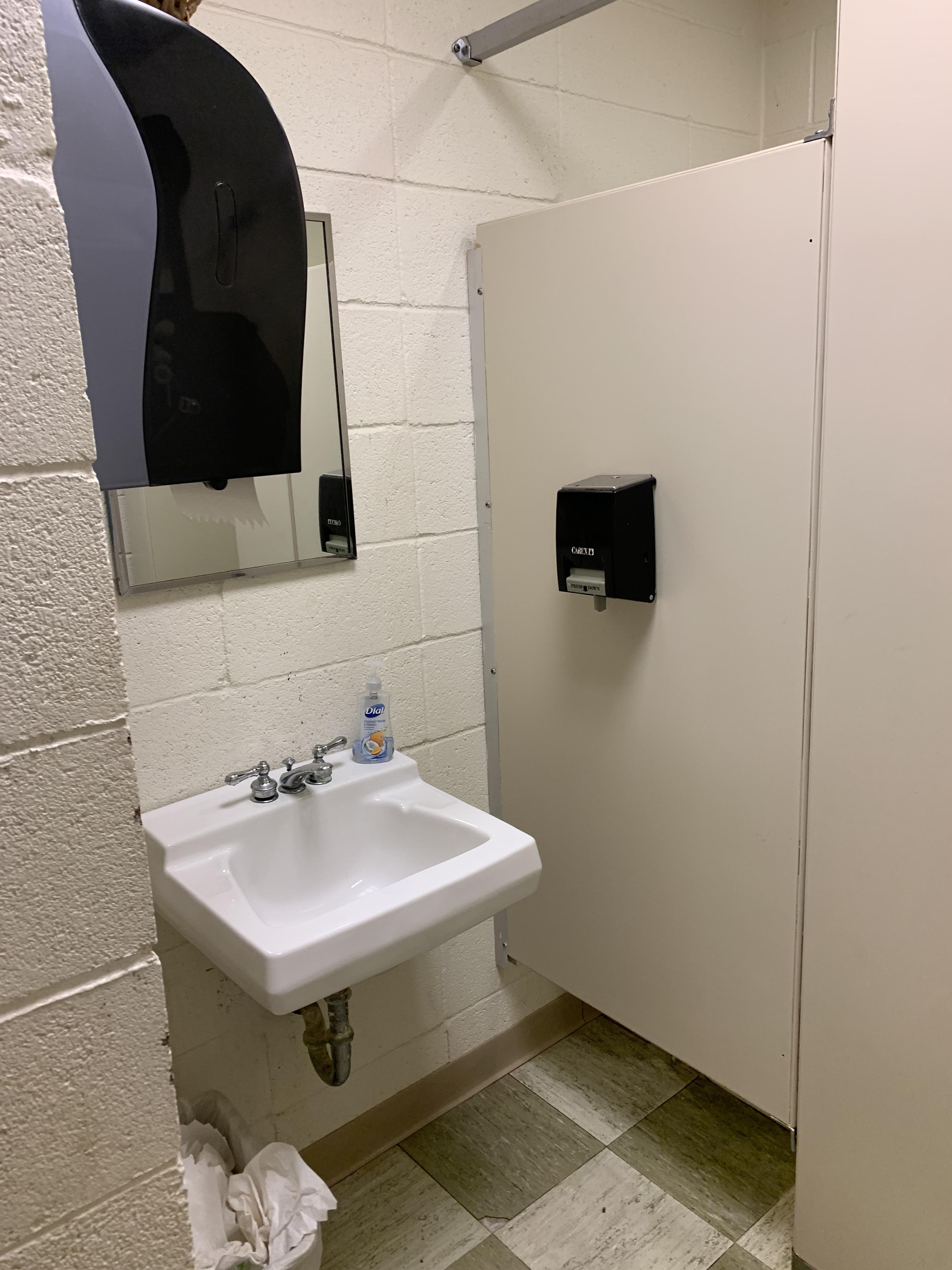 Need ideas for this ugly bathroom. I’m on a budget so nothing too bad