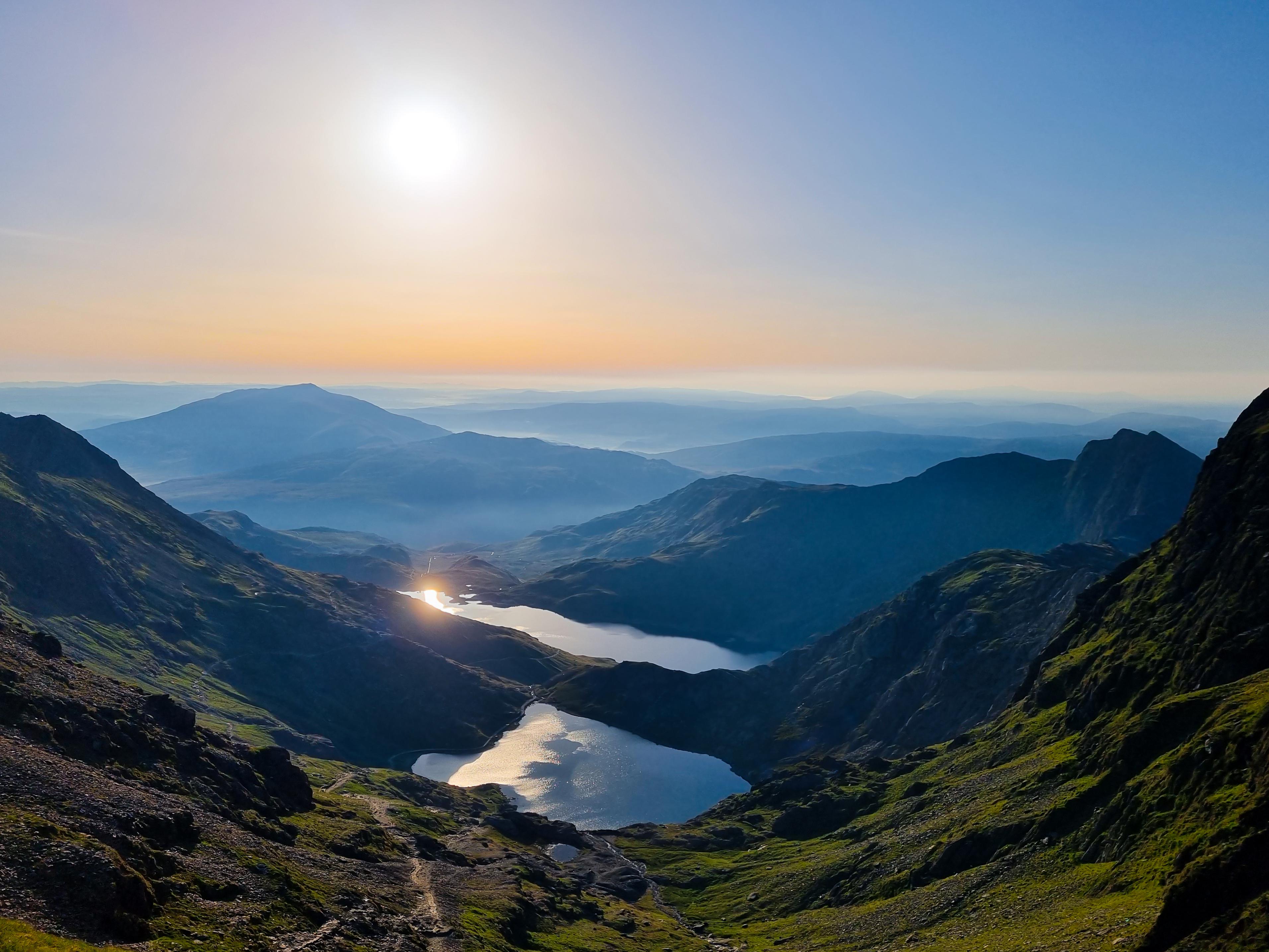 Sunrise view from Mt. Snowdon summit, North Wales [OC] [3824x2868] r