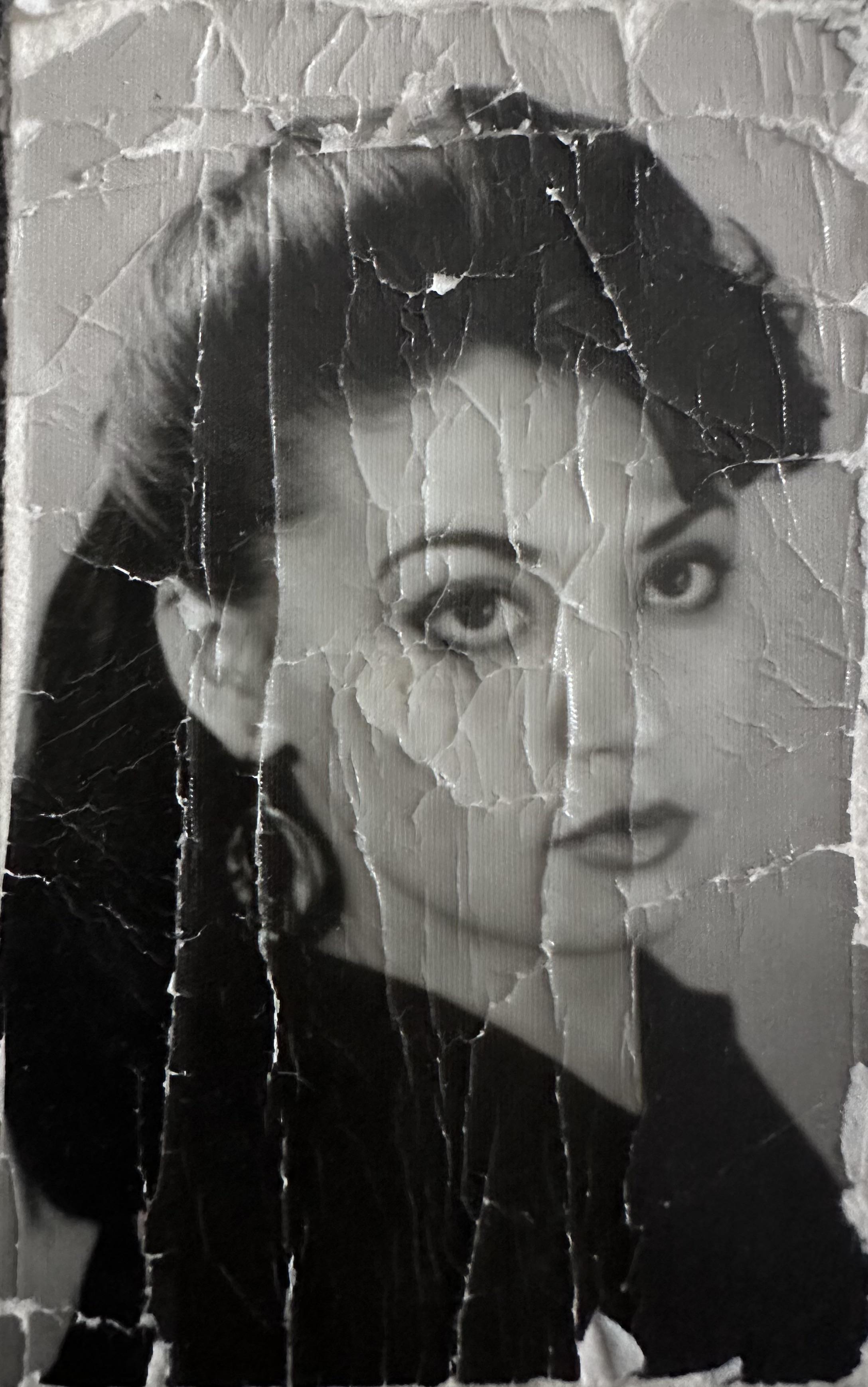 Can someone try to restore an old photograph of my mom? r/estoration