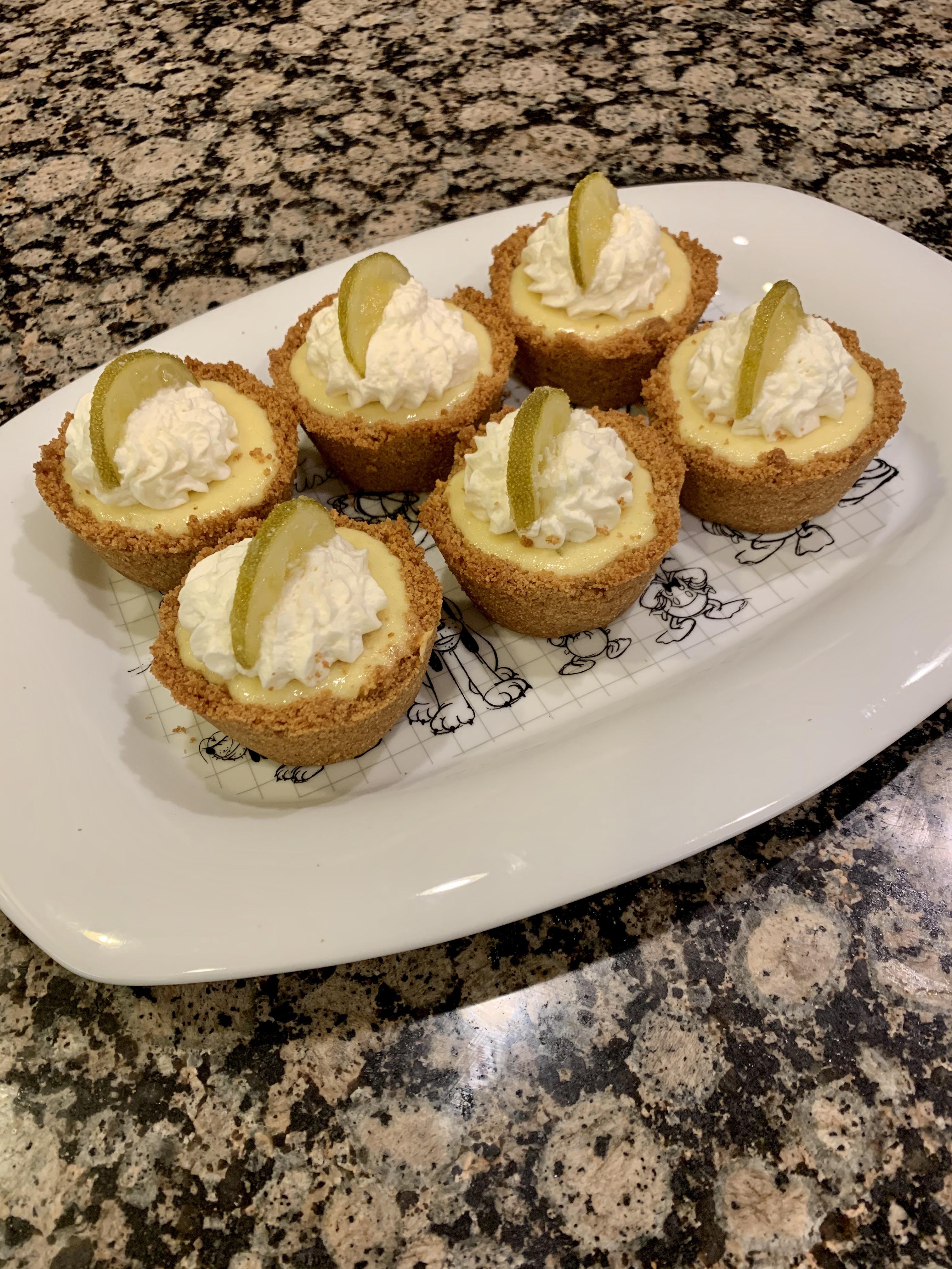 Made some mini key lime pies topped with candied limes tonight r/Baking