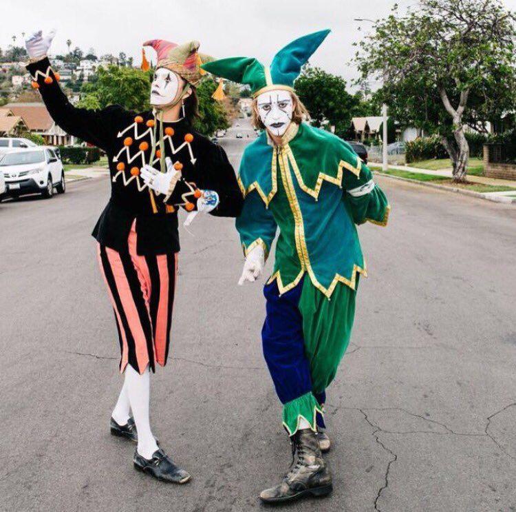 Anyone knows where I can find costumes like these??? r/findfashion