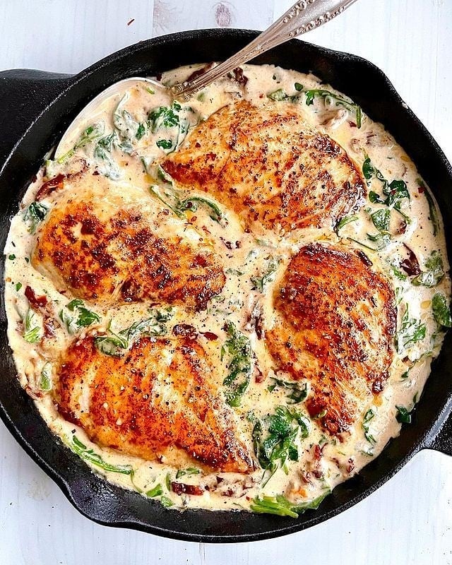 Creamy Garlic & Sundried TomatoBasil Chicken Skillet r/Keto_Diet