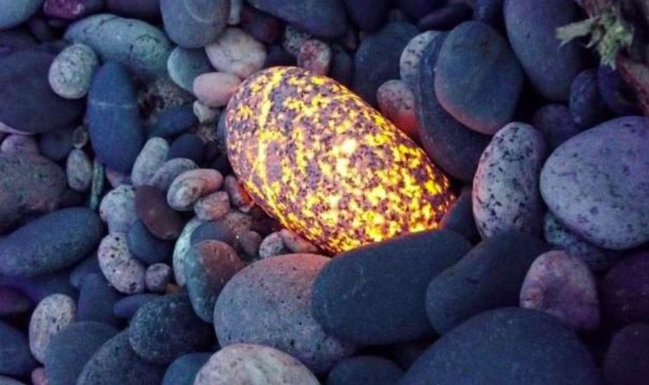 Sodalite stone glowing under uv light r/interestingasfuck