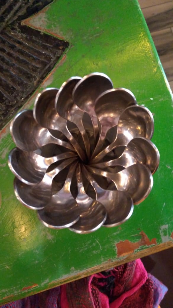 Spoons in a cup (upside down) r/oddlysatisfying