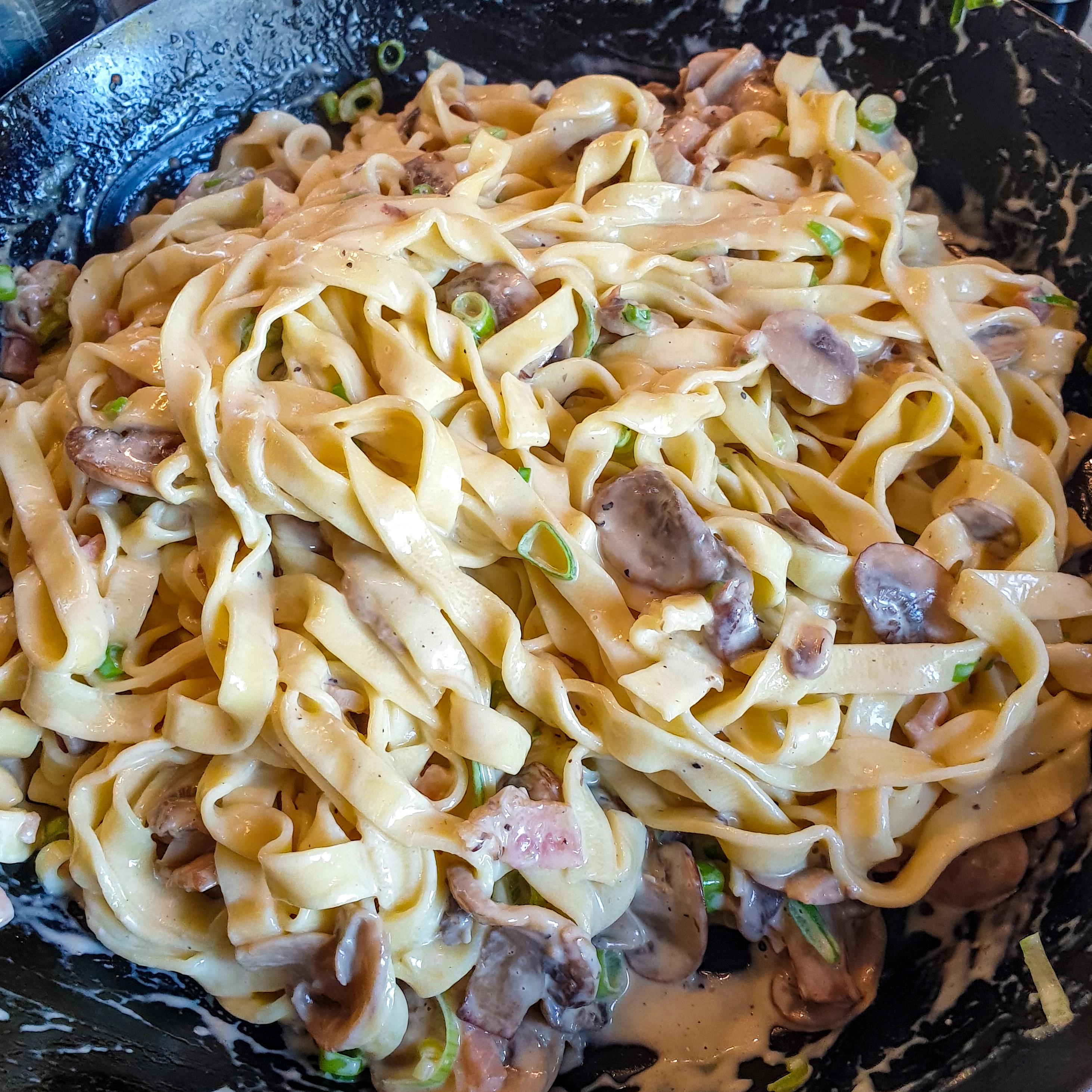 [Homemade] Fettuccine with mushroom and bacon sauce r/food