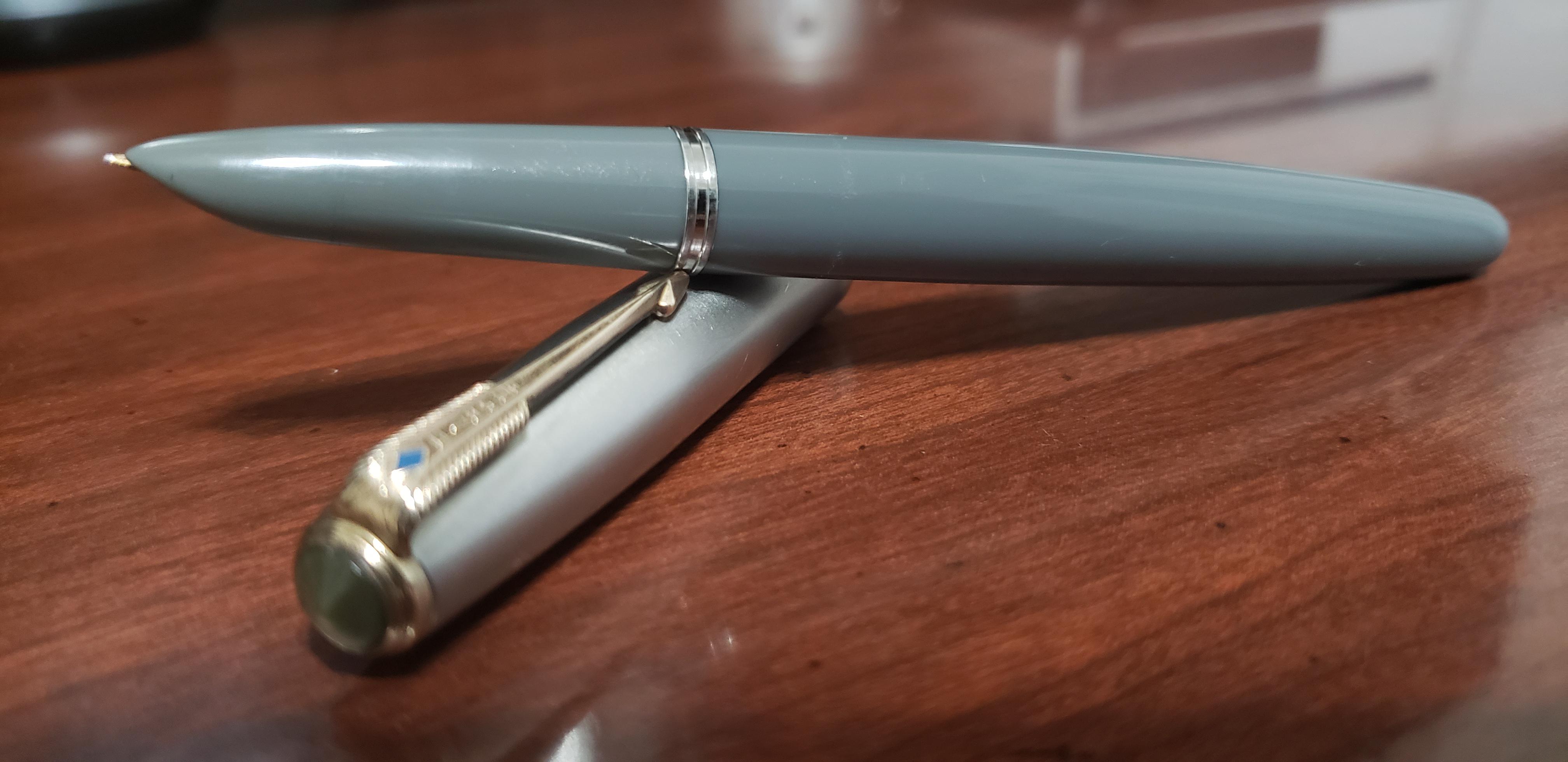 My first vintage pen. Dove Grey Parker 51 Vacumatic 1946 r/fountainpens