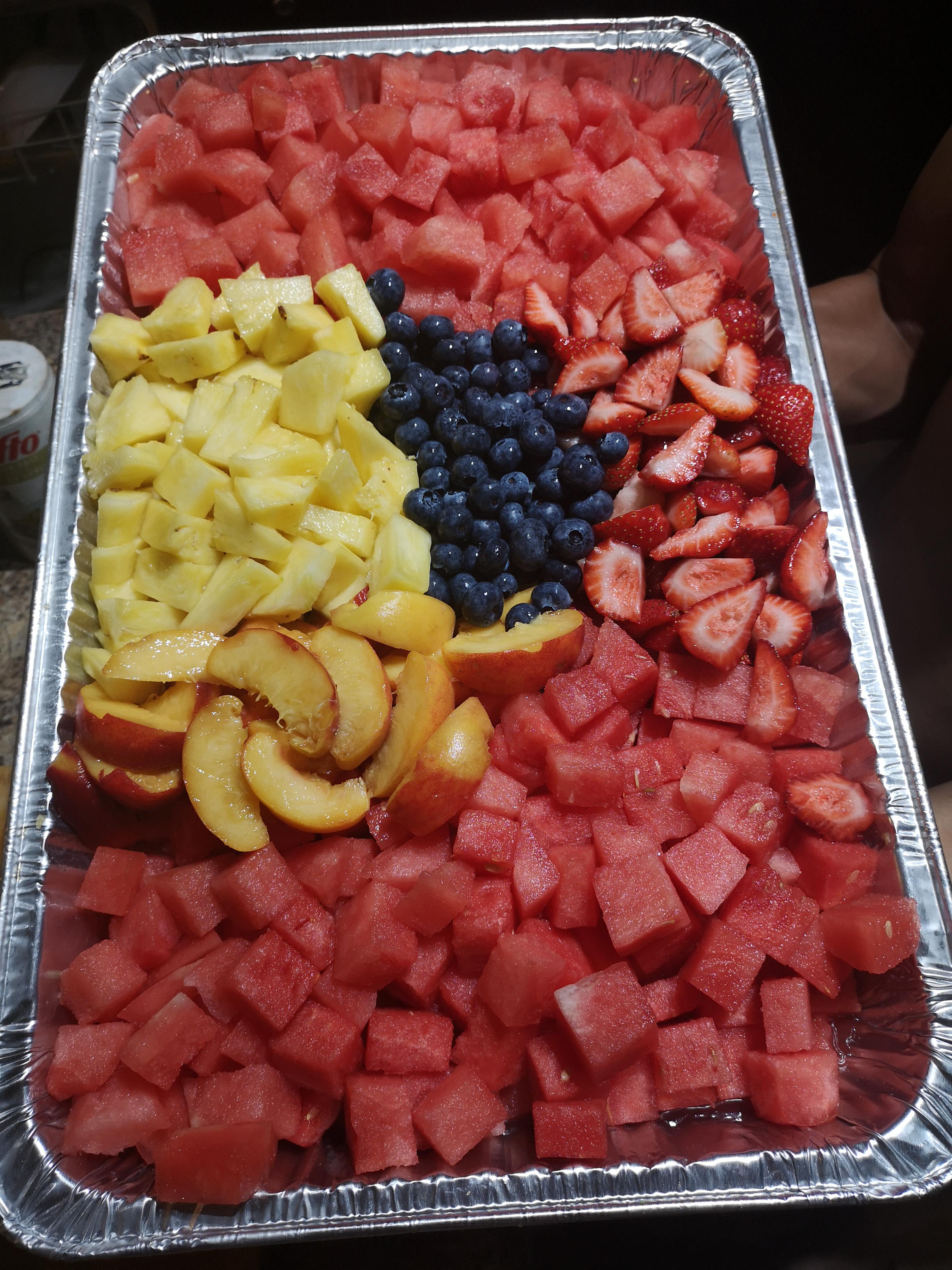 [Homemade] fruit tray (f*k canteloupe & honeydew) r/food