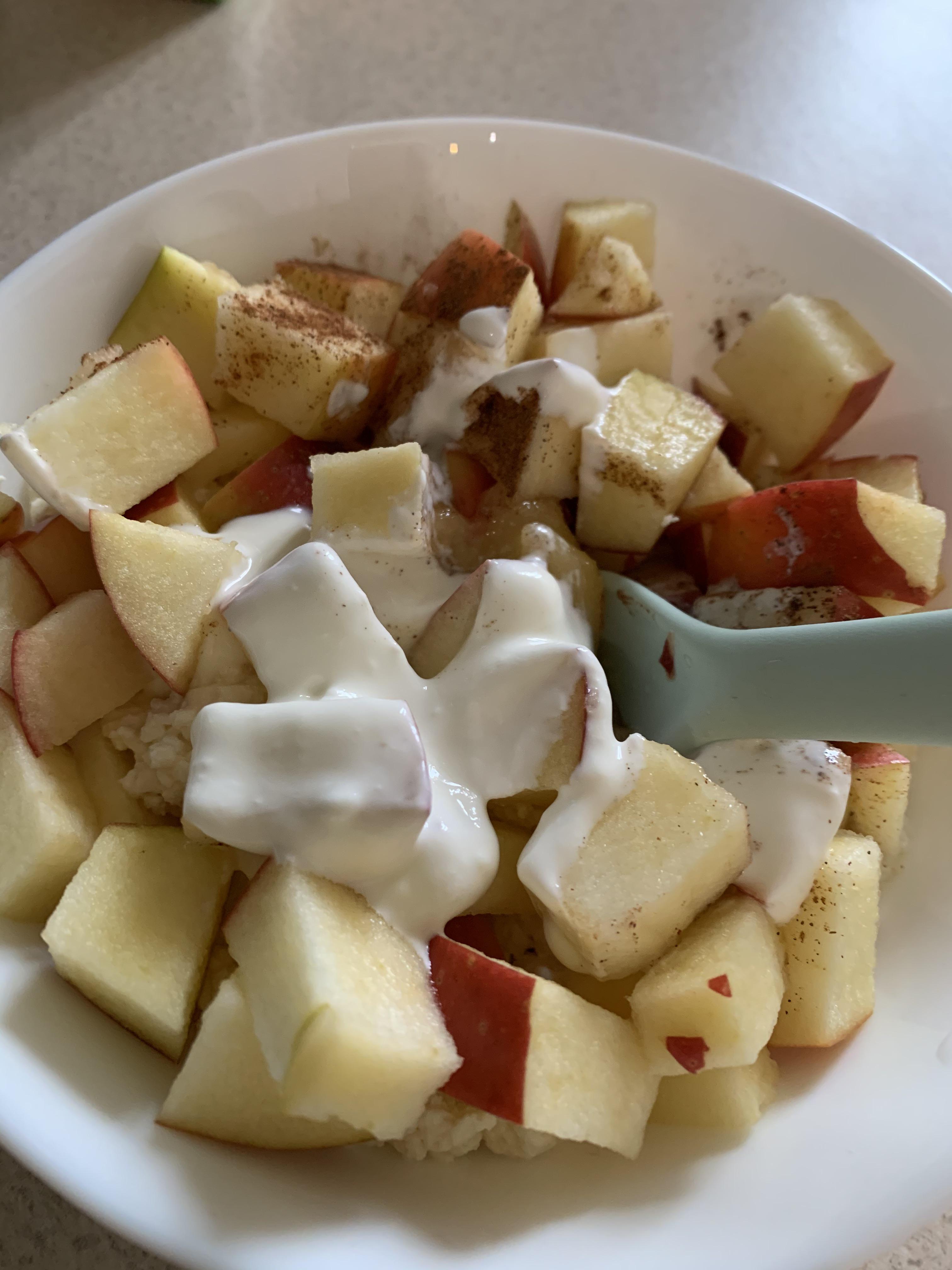 Cottage cheese with sour cream, honey, cinnamon and apple 210
