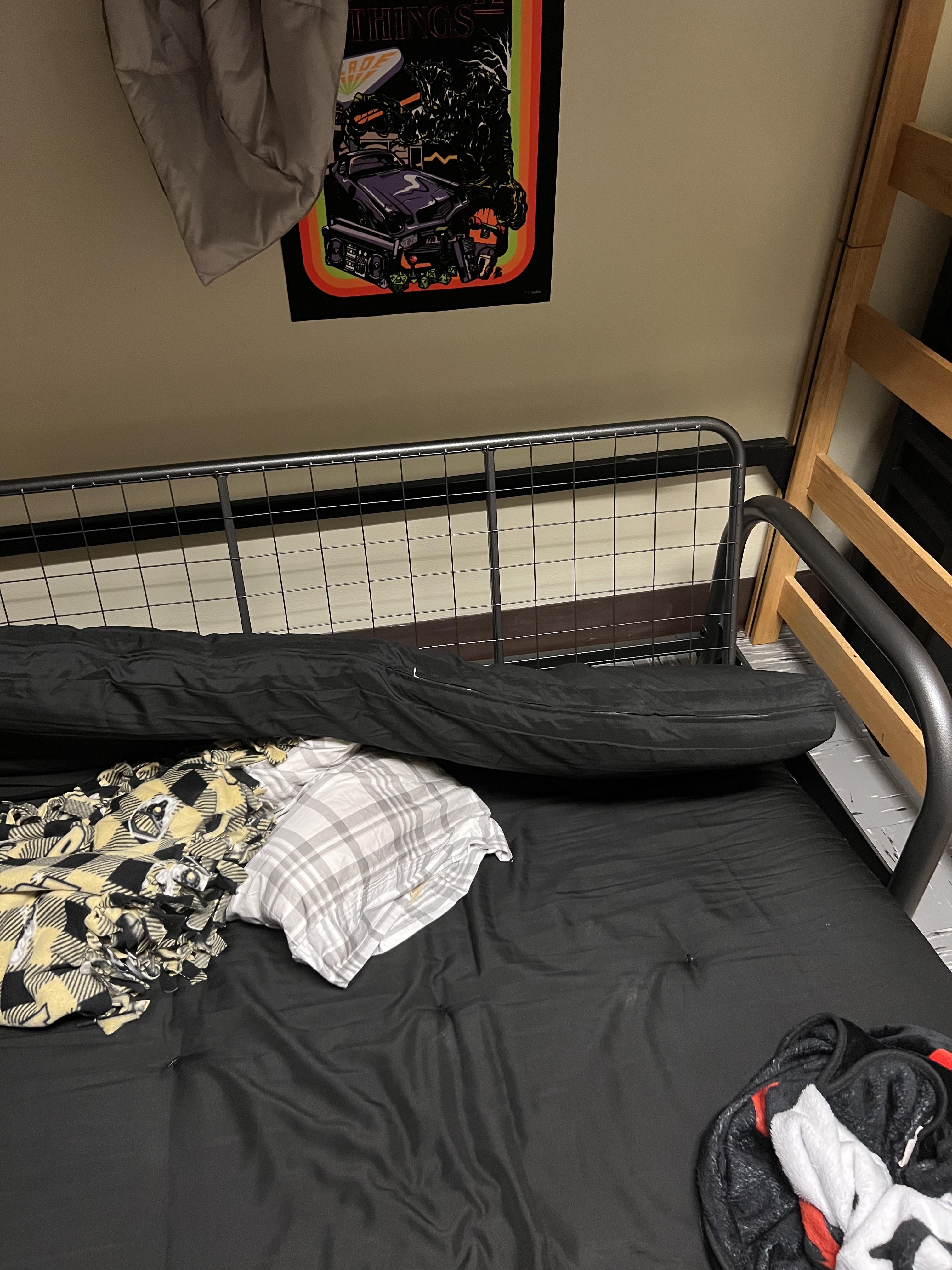 How the hell do I put the backrest of this futon down. It’s pissing me