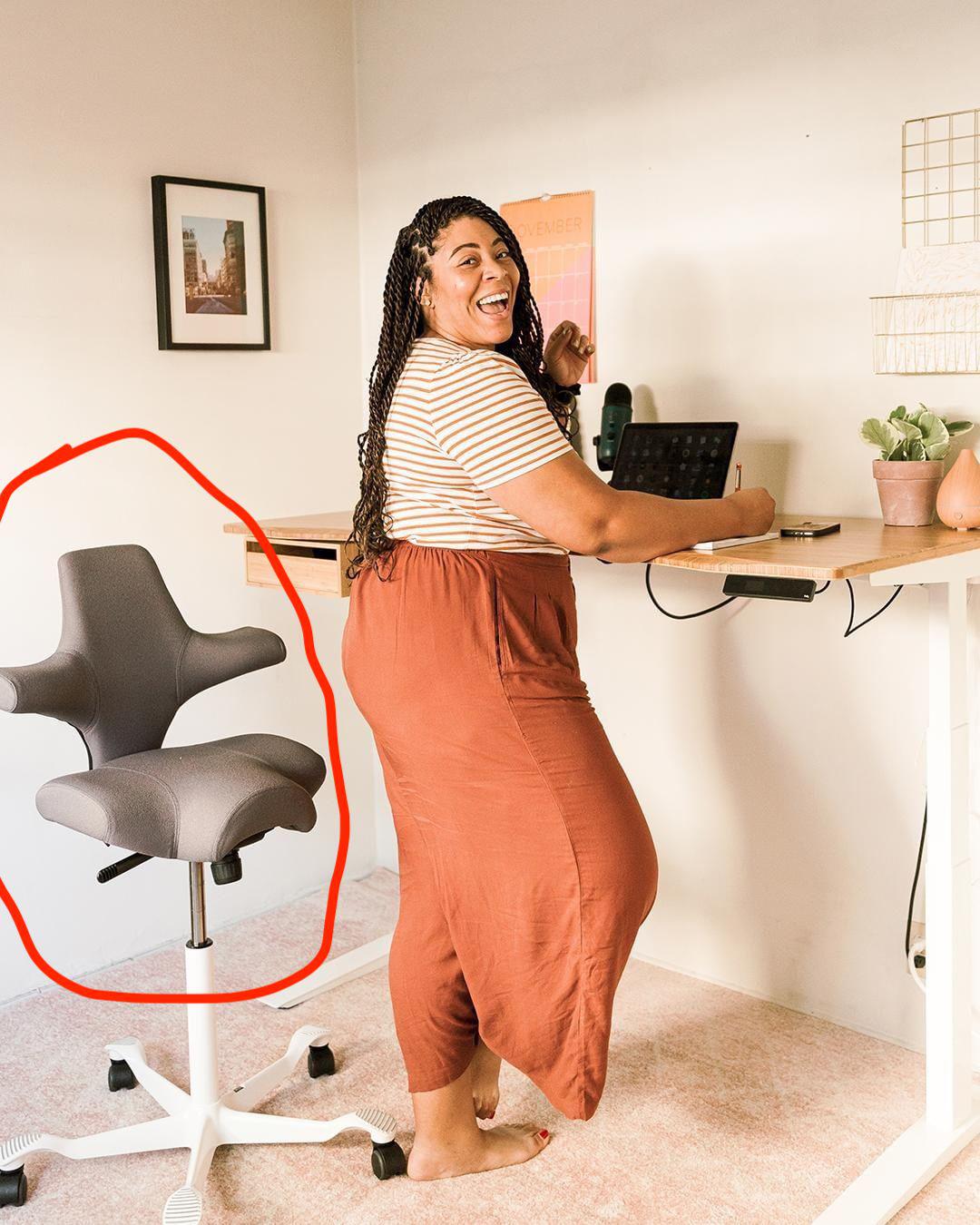 Weird chair. My first time seeing it. Is this comfortable to sit on??? r/Workspaces