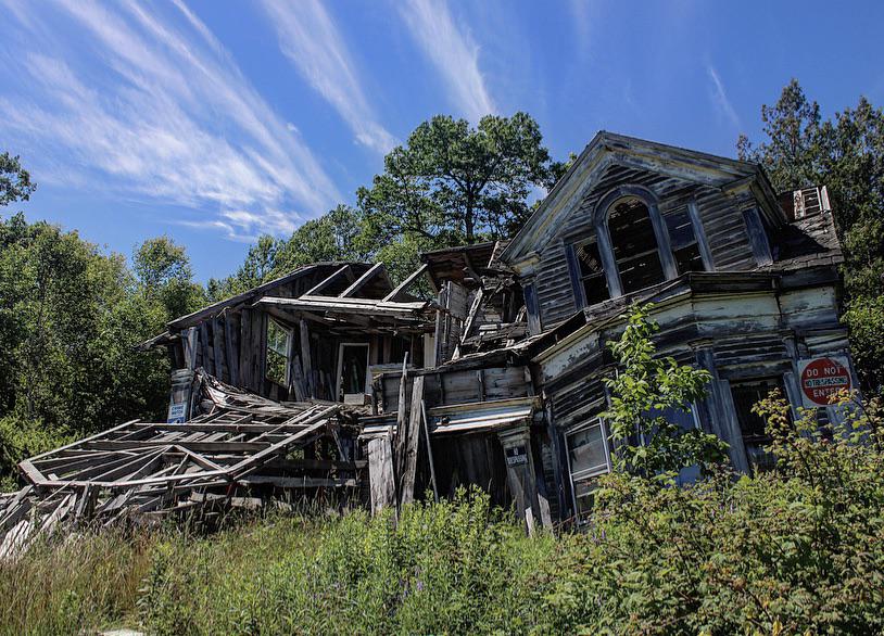 Abandoned Crooked House in Maine [XPost From /r/urbanexploration] r