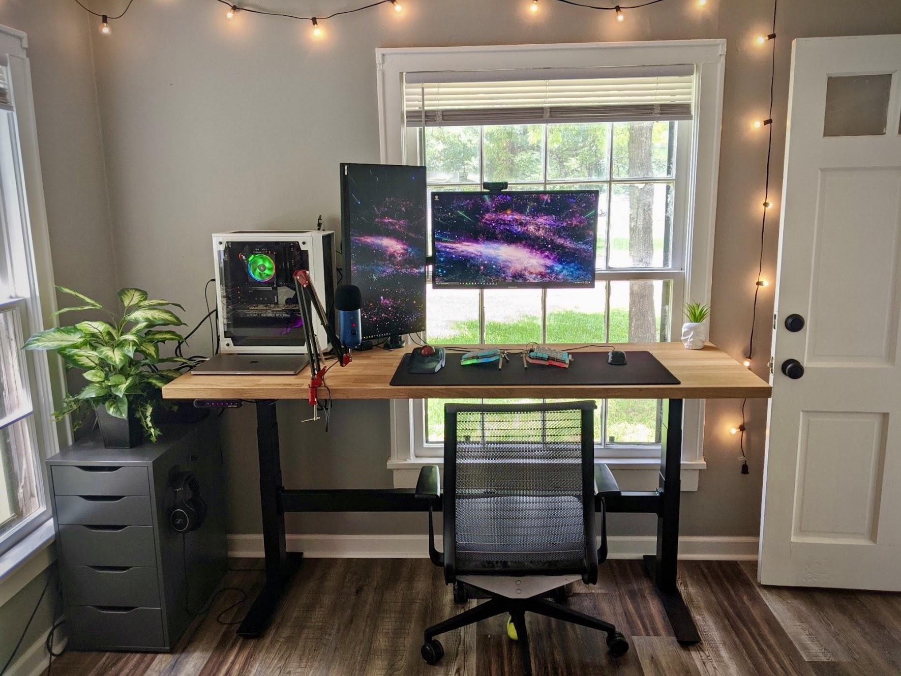 My WFH and gaming station with some natural light r/battlestations