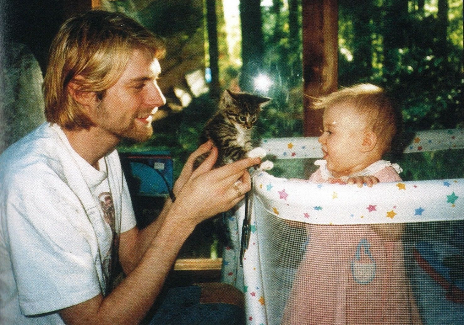 Kurt Cobain with his daughter Frances Bean and a kitten in 1993. r/aww