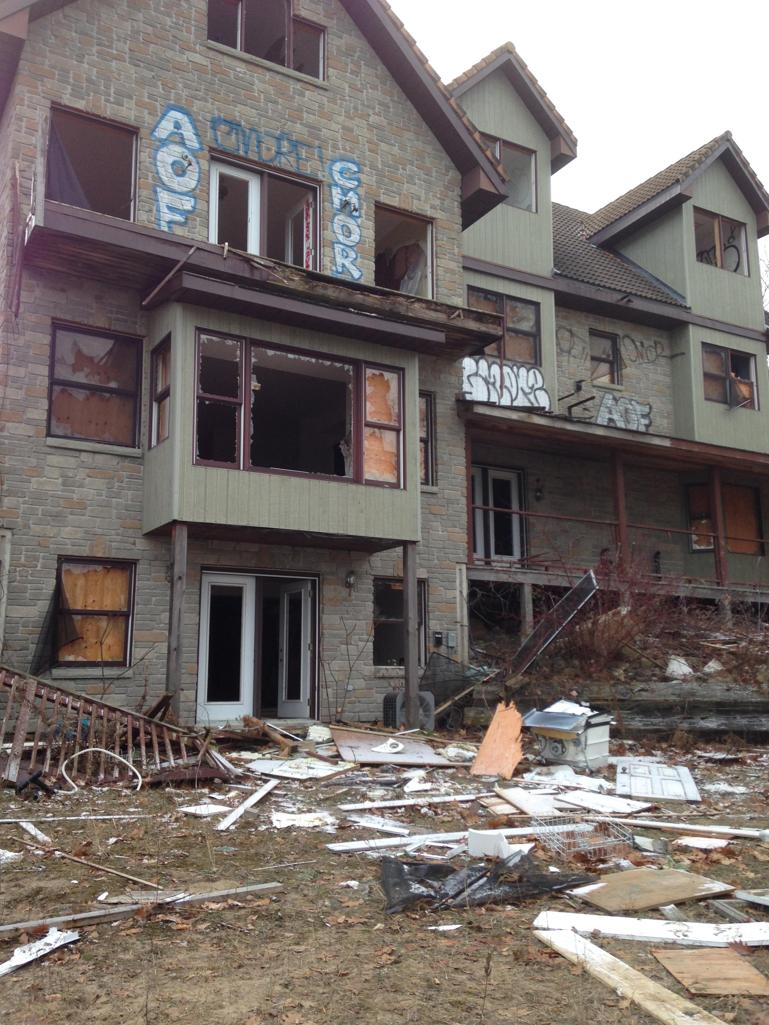 Abandoned Mansion Pioneer Trail, Barrie, ON r/OntarioAbandoned