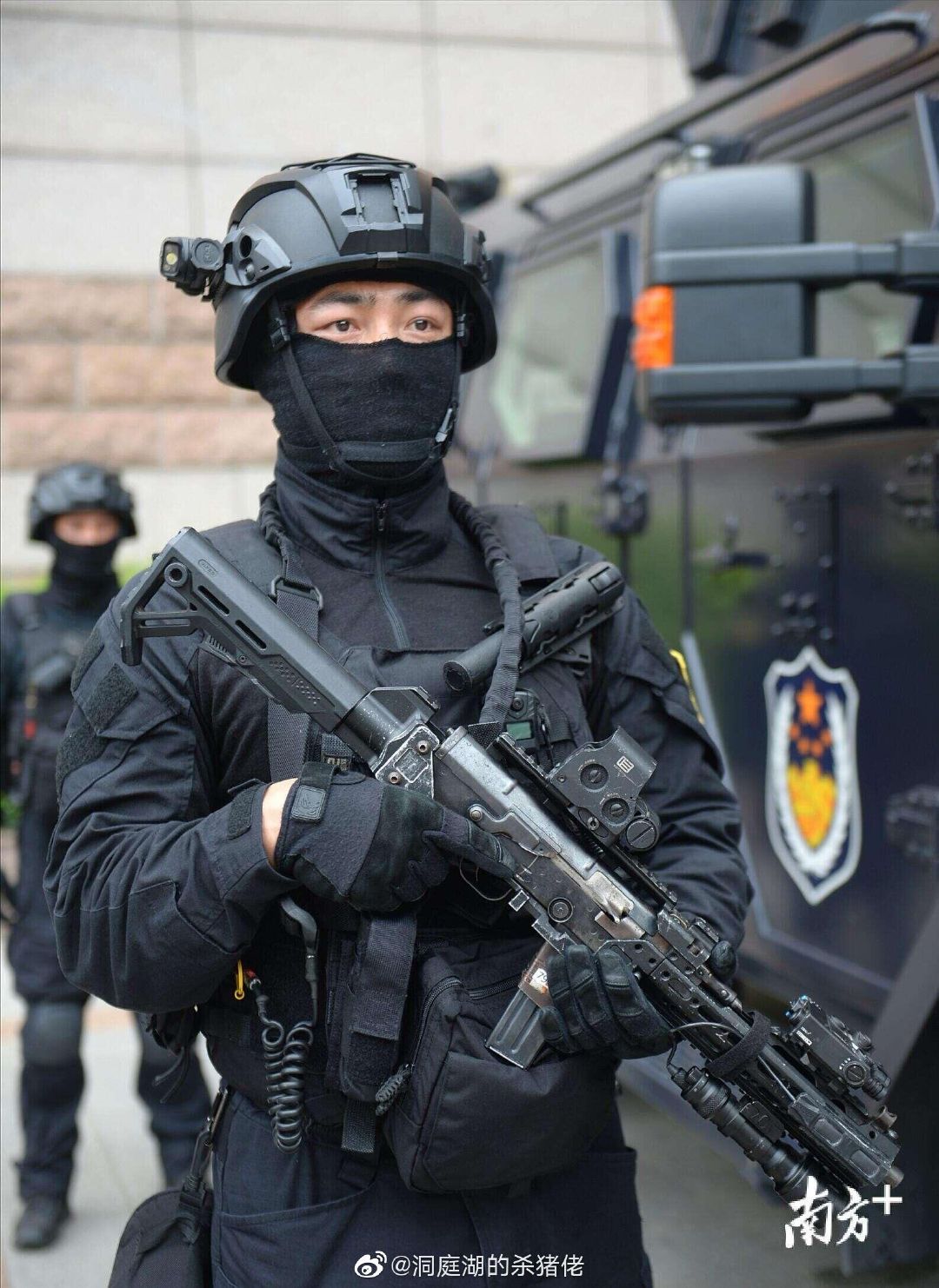 SWAT "Lightning Commando" from Guangzhou China [1080x1482] r/policeporn