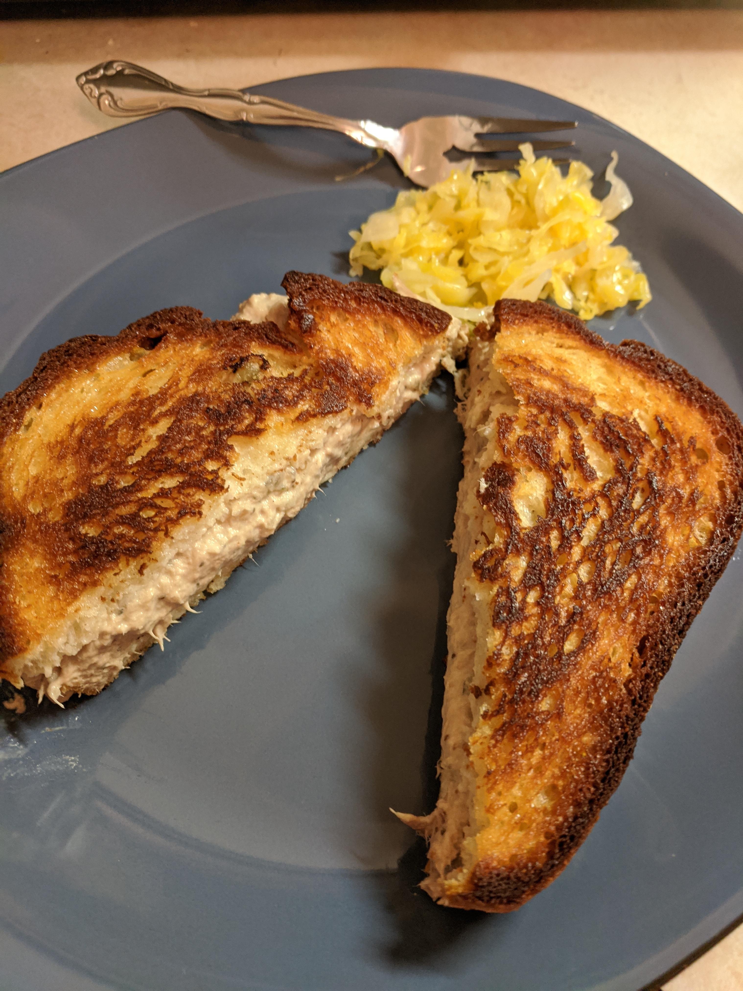 [Homemade] Grilled tuna and fermented sauerkraut r/eatsandwiches