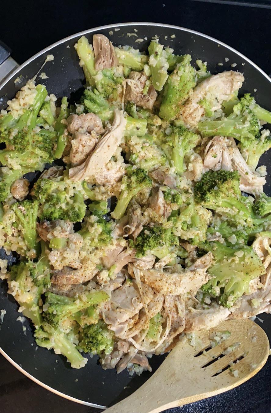 Cheesy chicken broccoli (cauliflower) rice. 300 calories, 28 g of