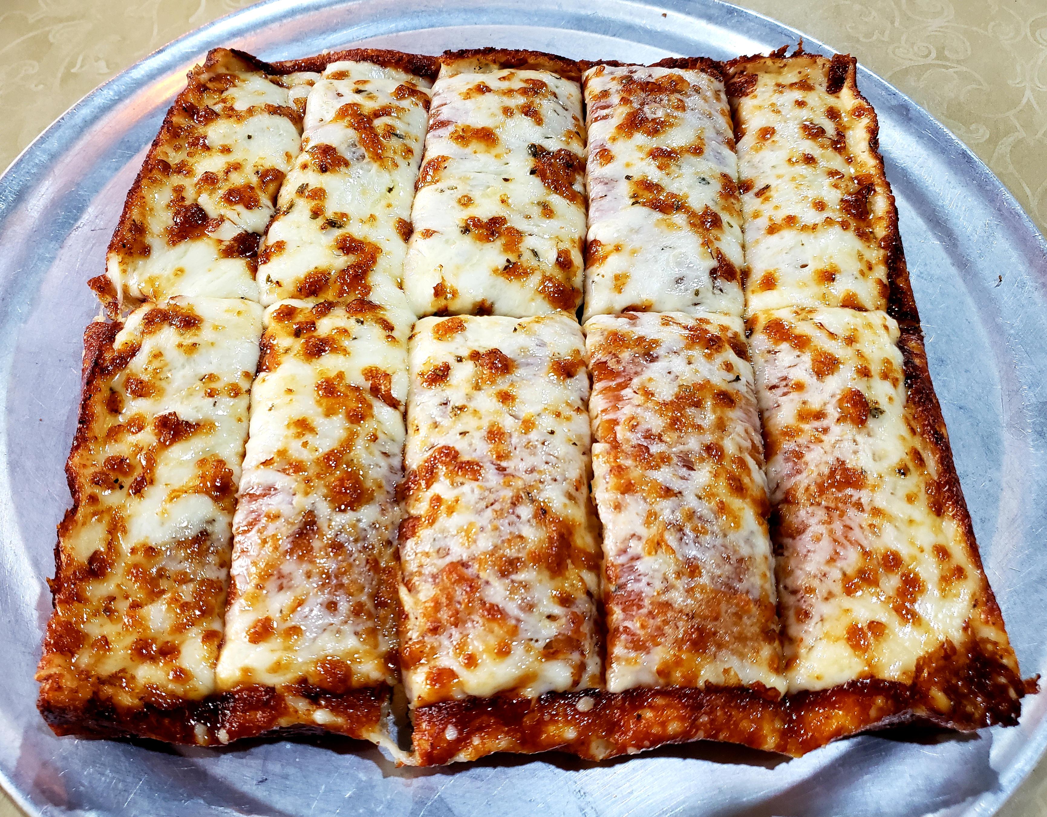 Detroit Style Crispy Cheese Pizza r/FoodPorn