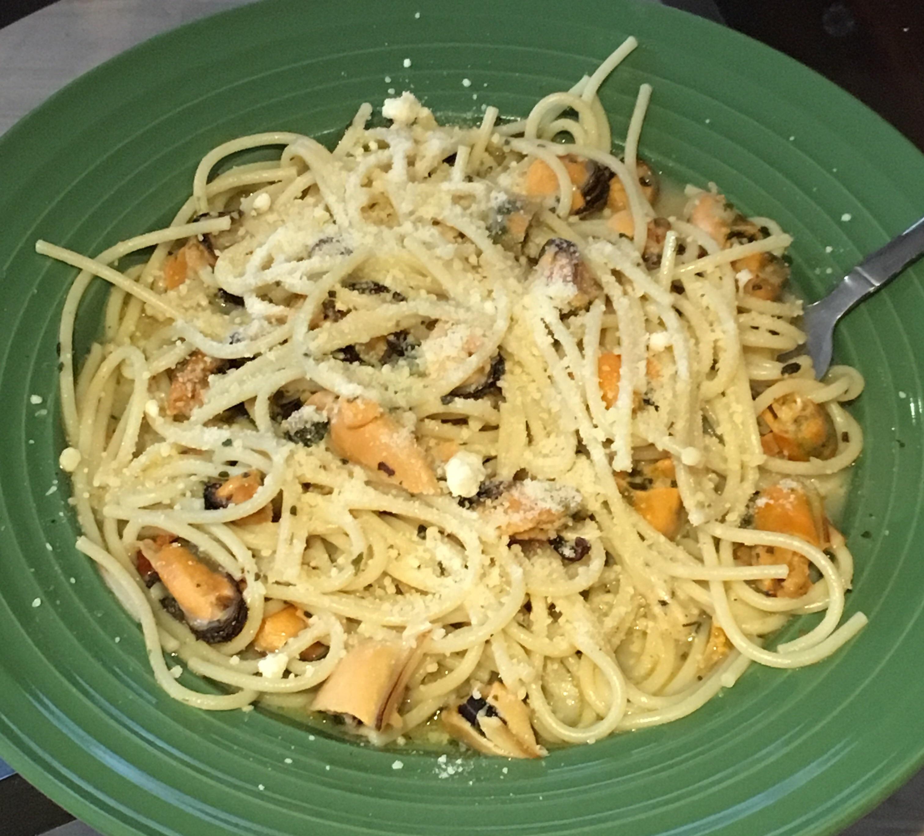 [Homemade] Spaghetti in a White Wine Garlic sauce with chopped Mussels