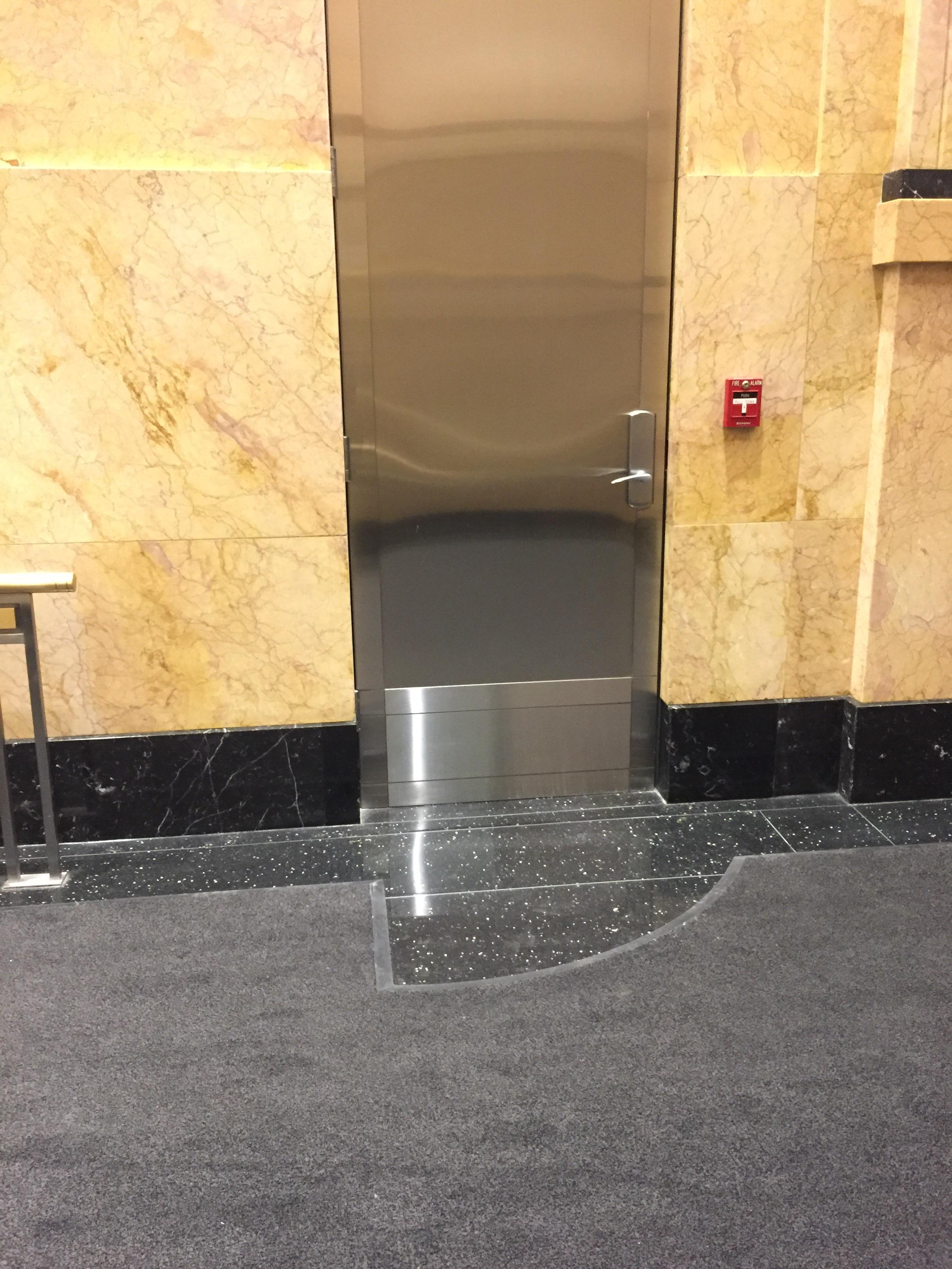 This carpet cut so the door doesn’t drag r/mildlyinteresting