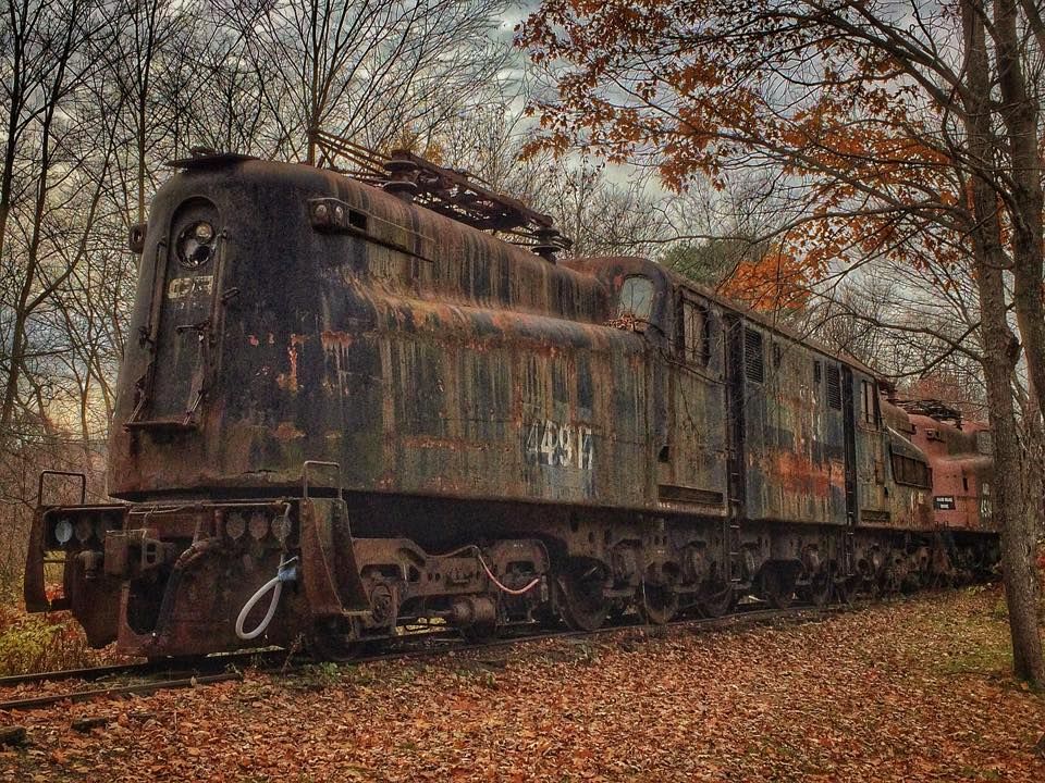 Since today seems to be a GG1 day, 4917 and 4909 at Cooperstown, NY