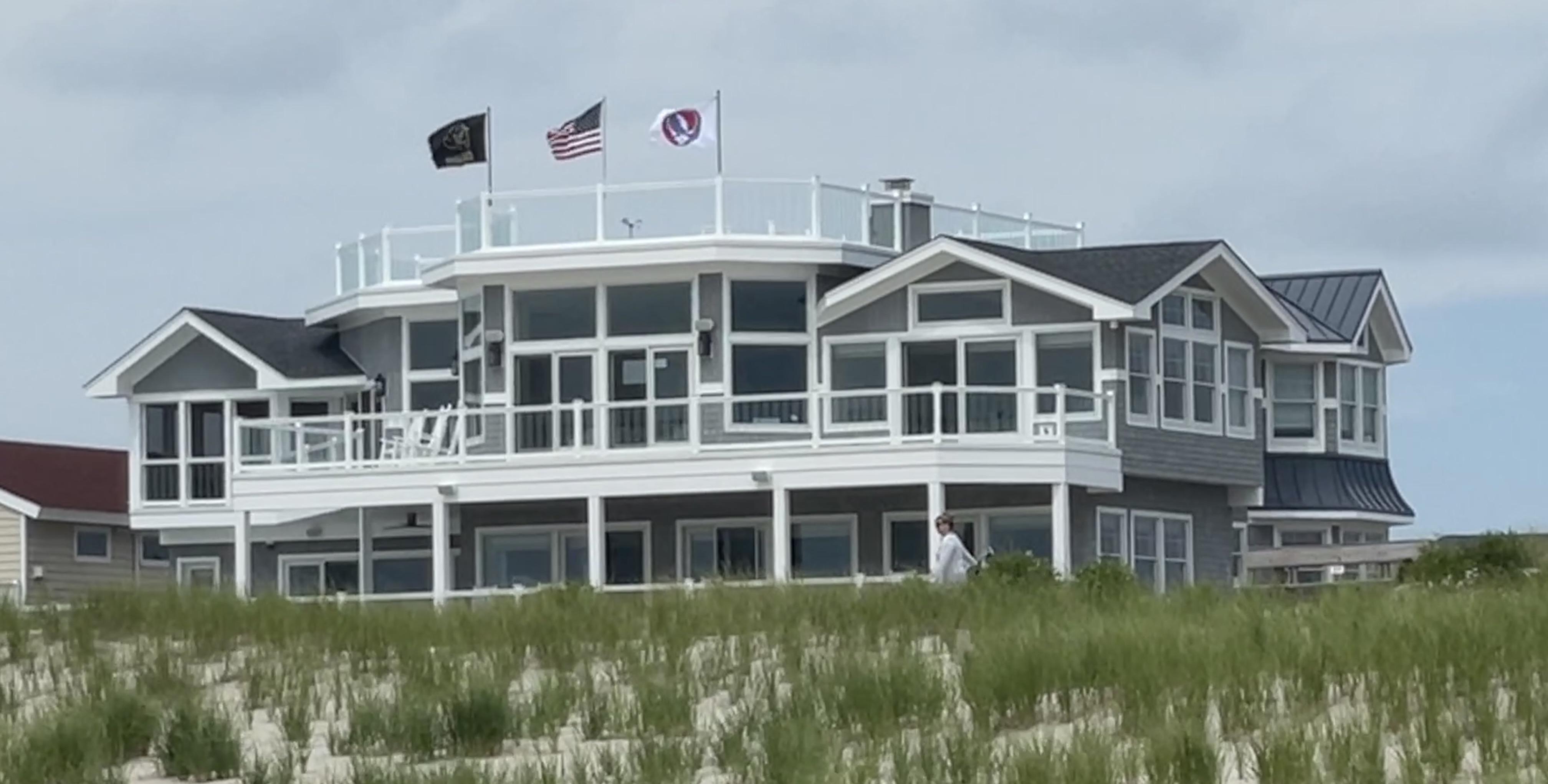 Spotted in LBI, NJ. Weir everywhere. r/gratefuldead