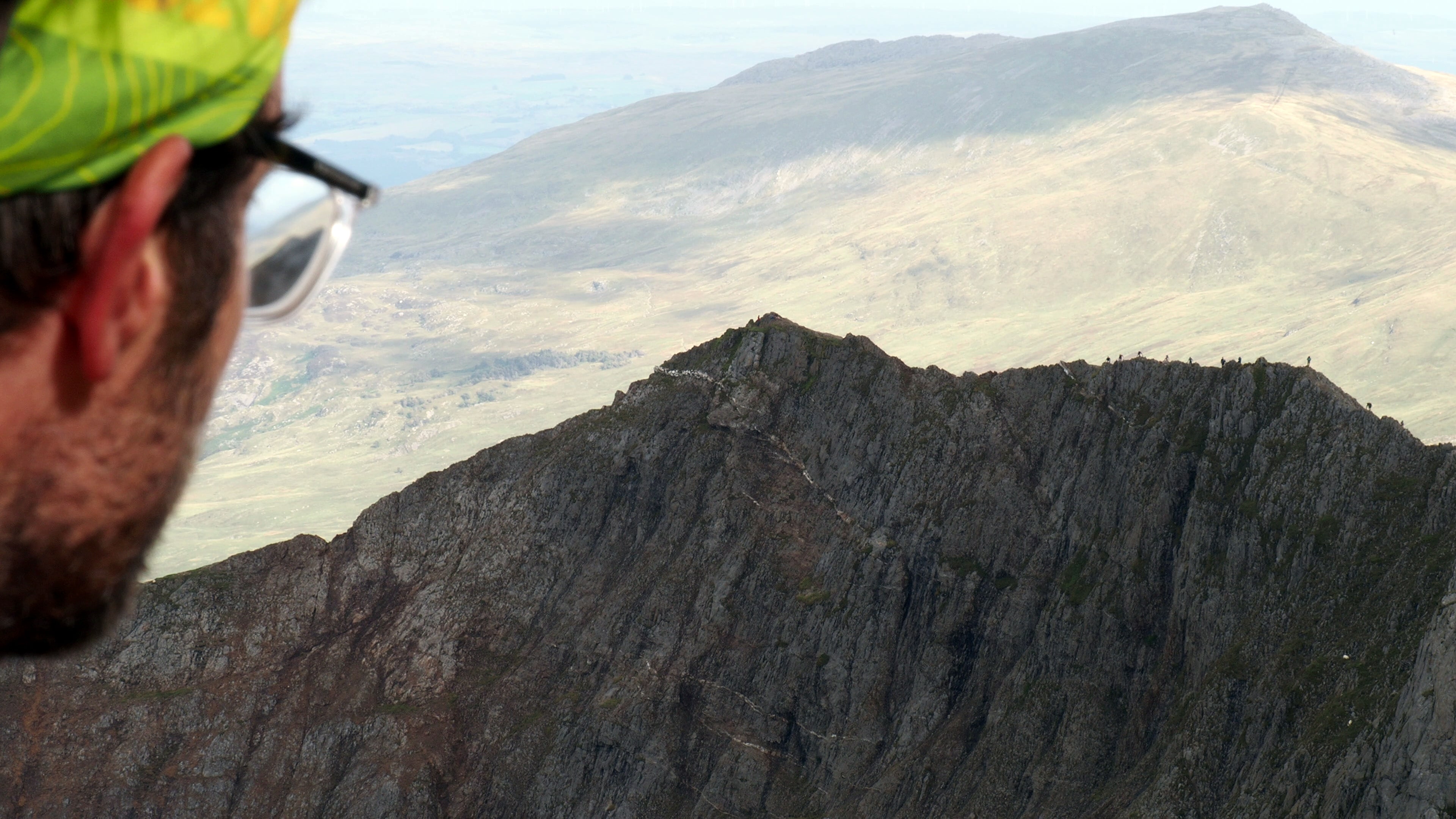 Dragons Back competitor looks back at other runners following over Crib