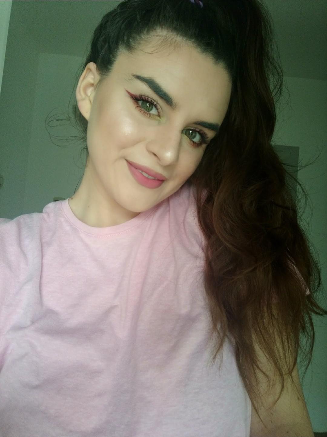 Eyeliner on fleek..Yes or No?😊 r/MakeupAddiction