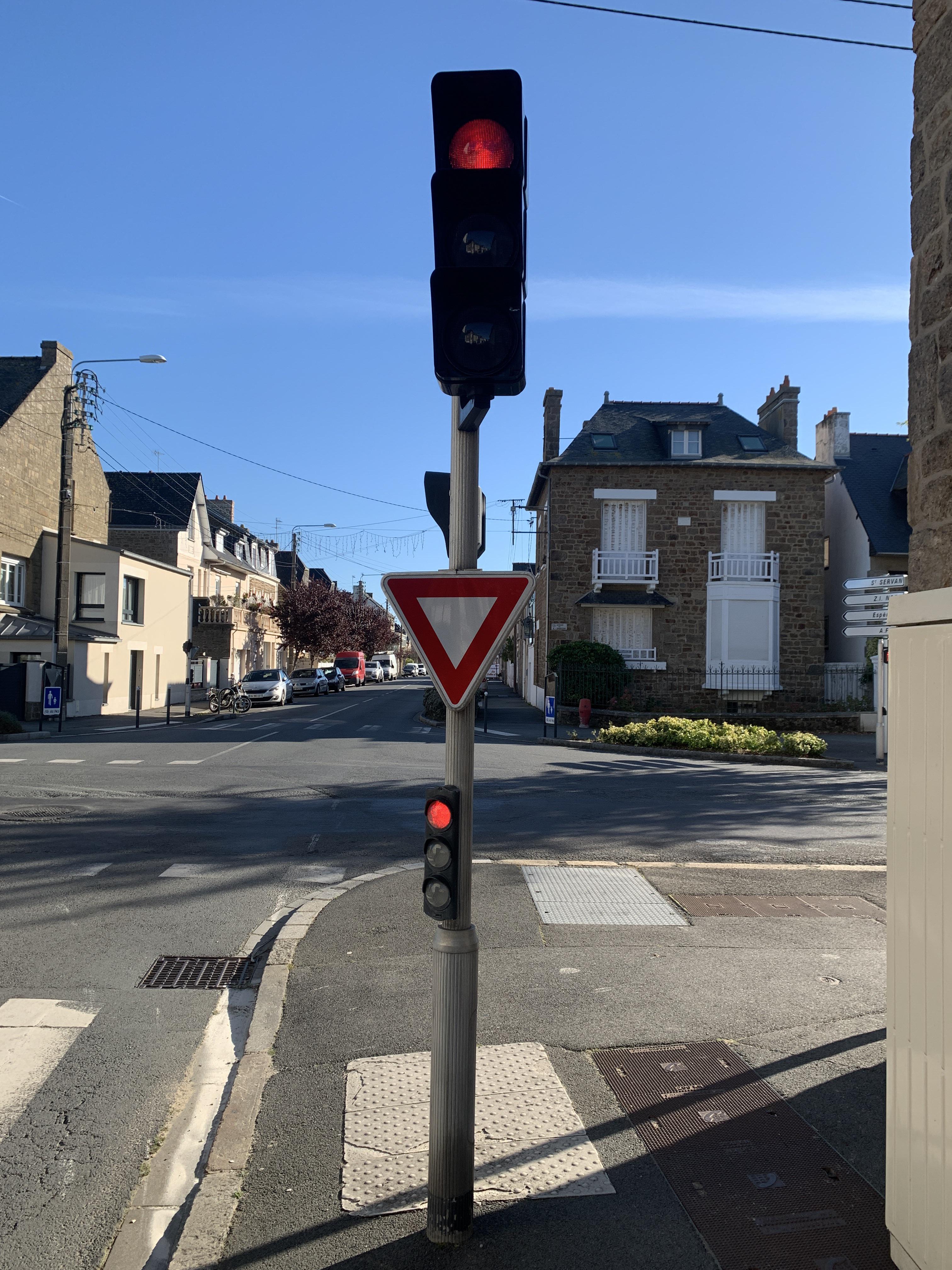 French road sign is contradictory r/discworld