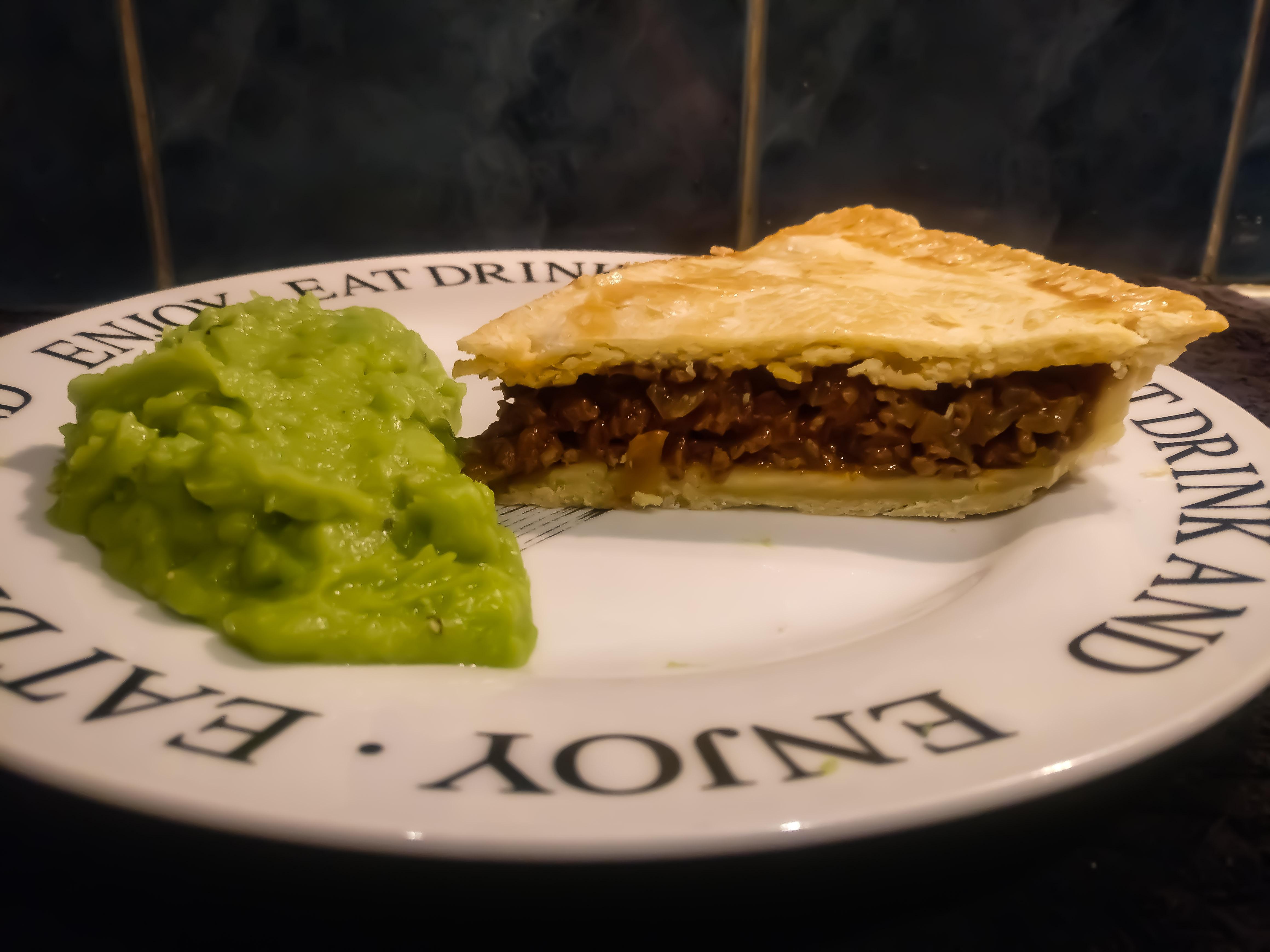Mince and onion pie with mushy peas r/UK_Food