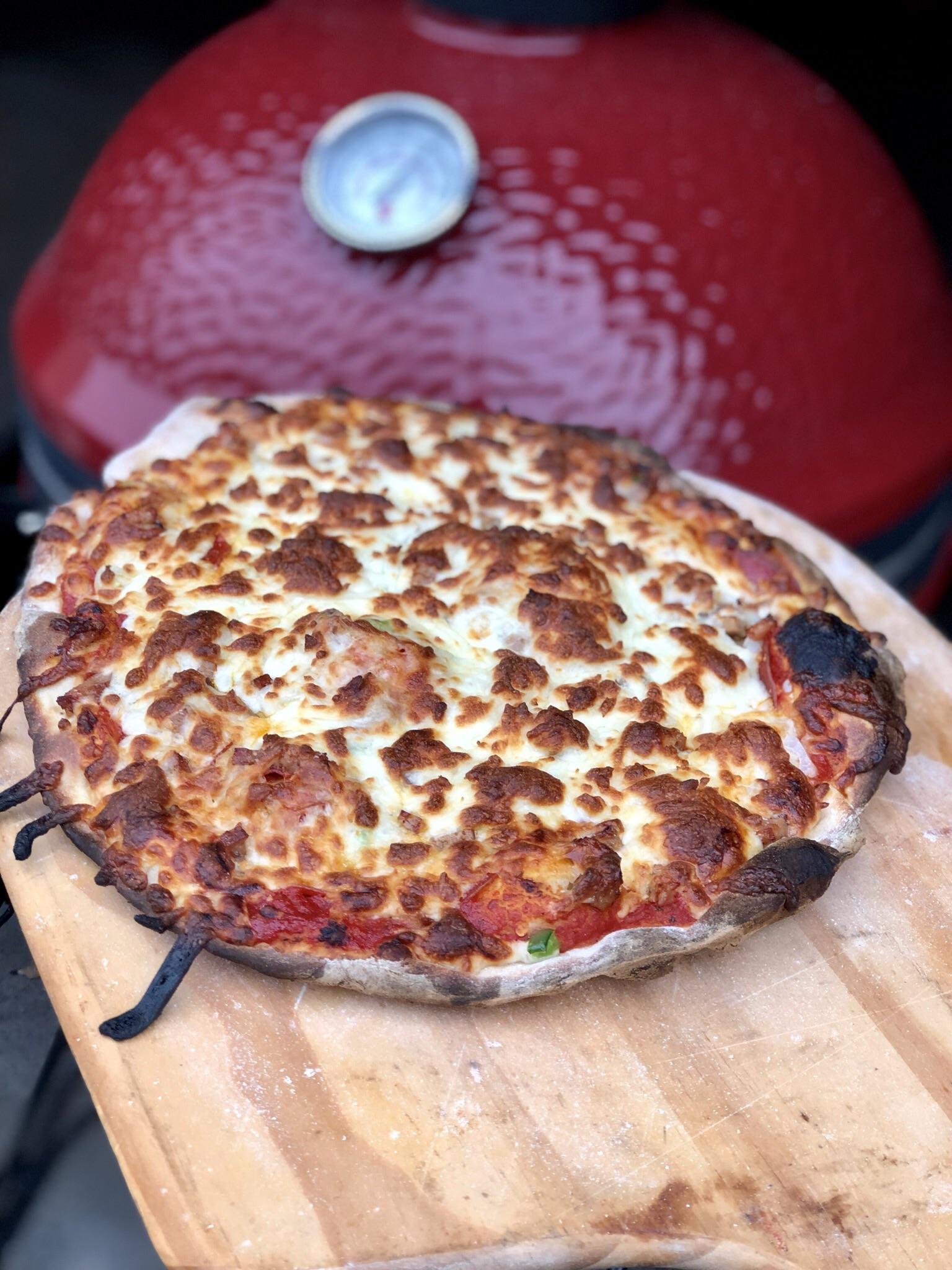 700 ° F in My KamadoJoe. Homemade sauce, Pizzeria dough r/Pizza