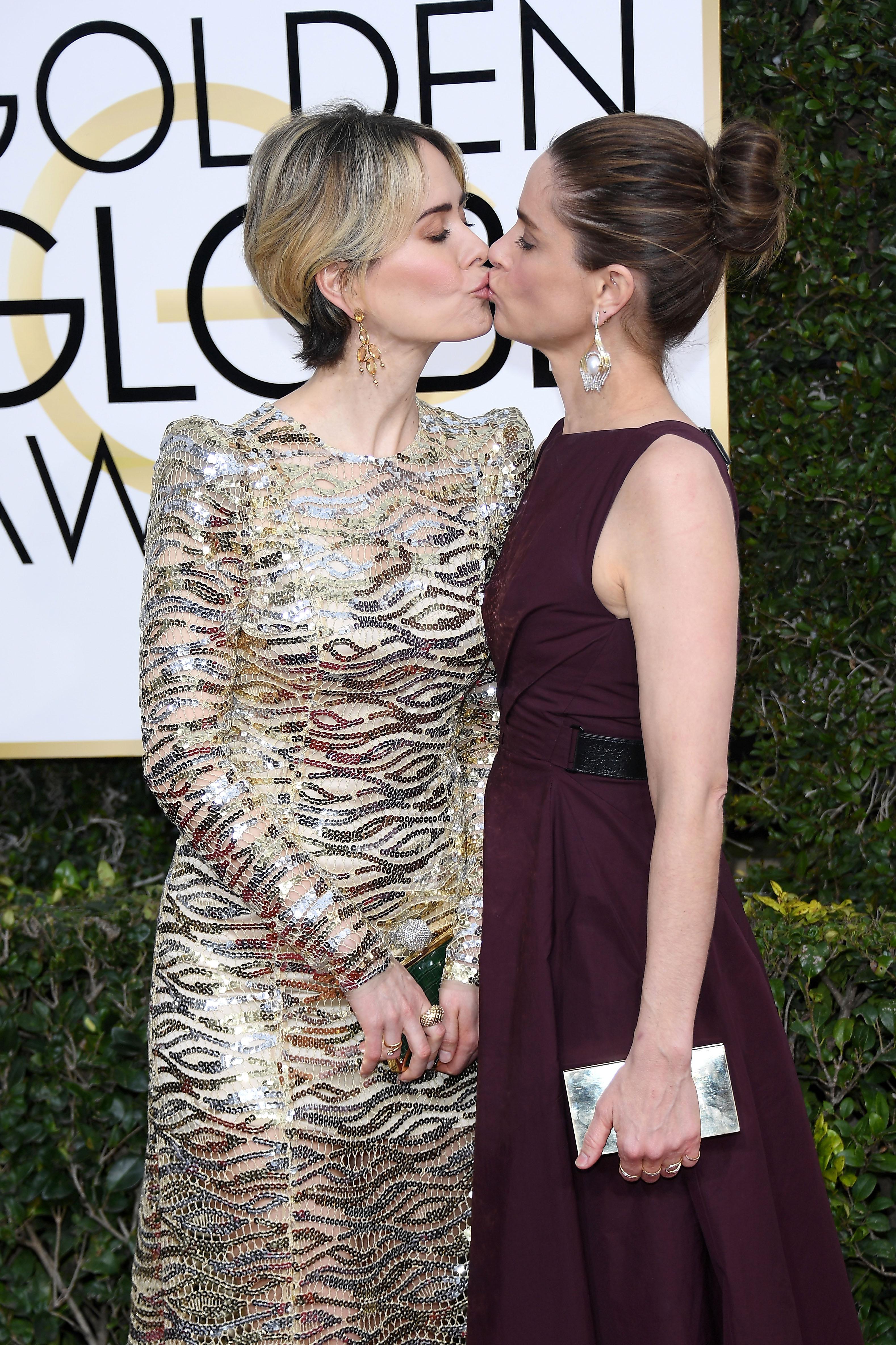 Sarah Paulson And Amanda Peet Kiss
