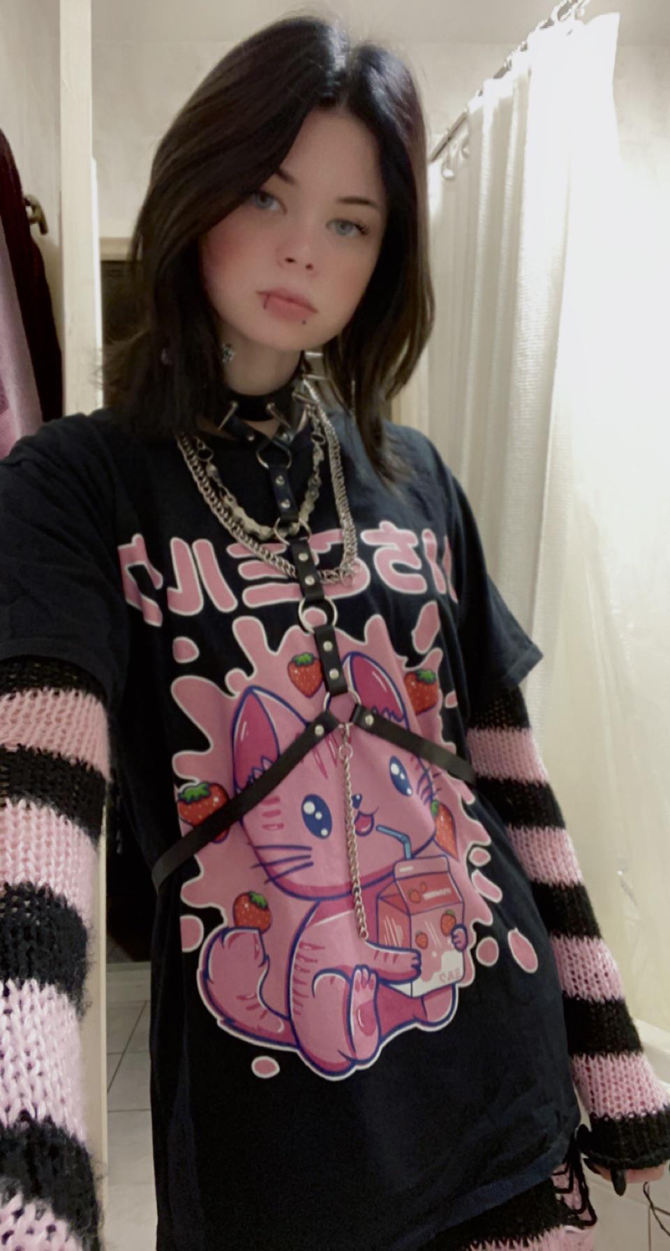 More of a cute pastel goth kinda look! I really like it 3 r/GothStyle