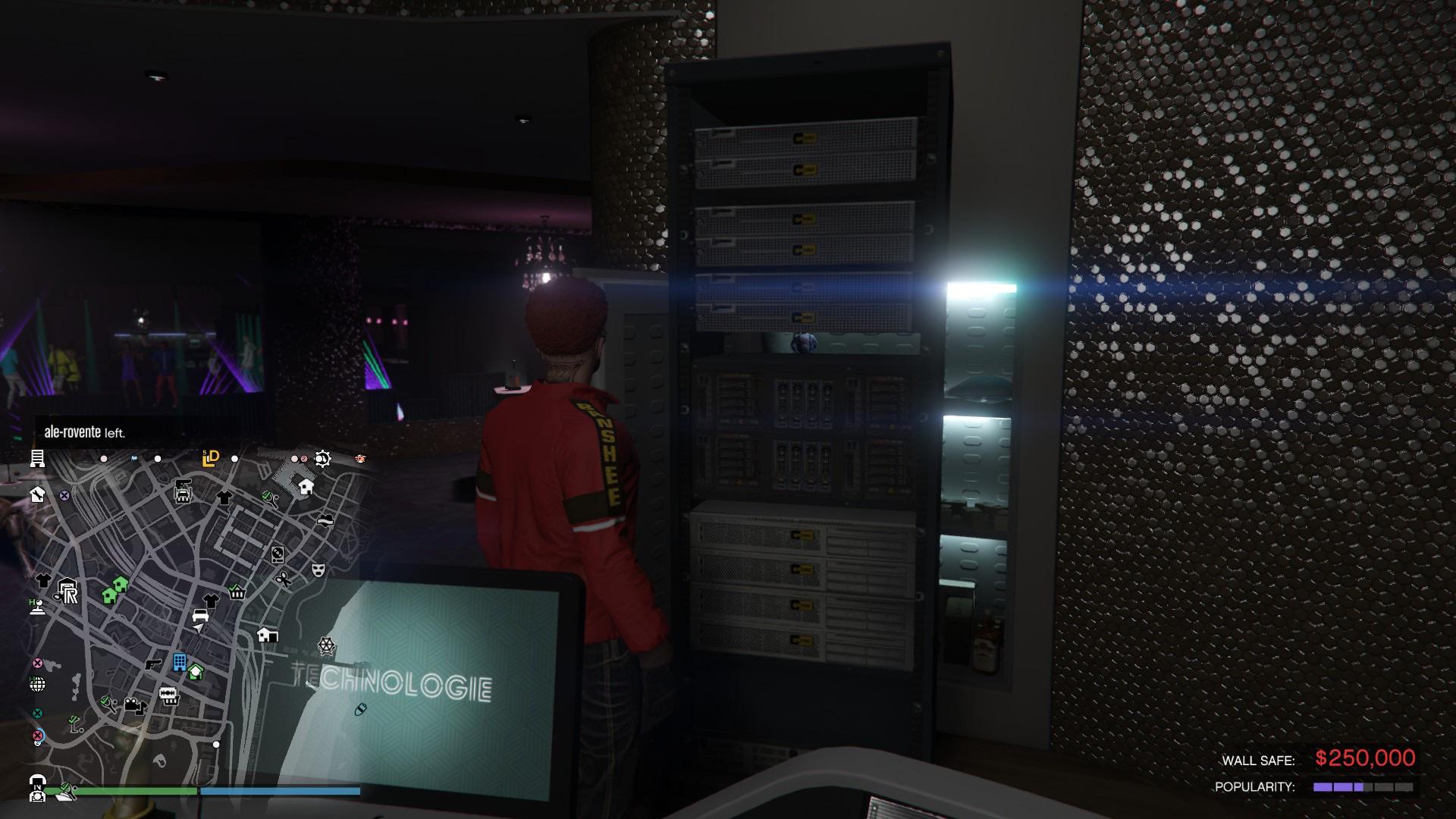 What is this in front of my safe?? 😝 r/GTA