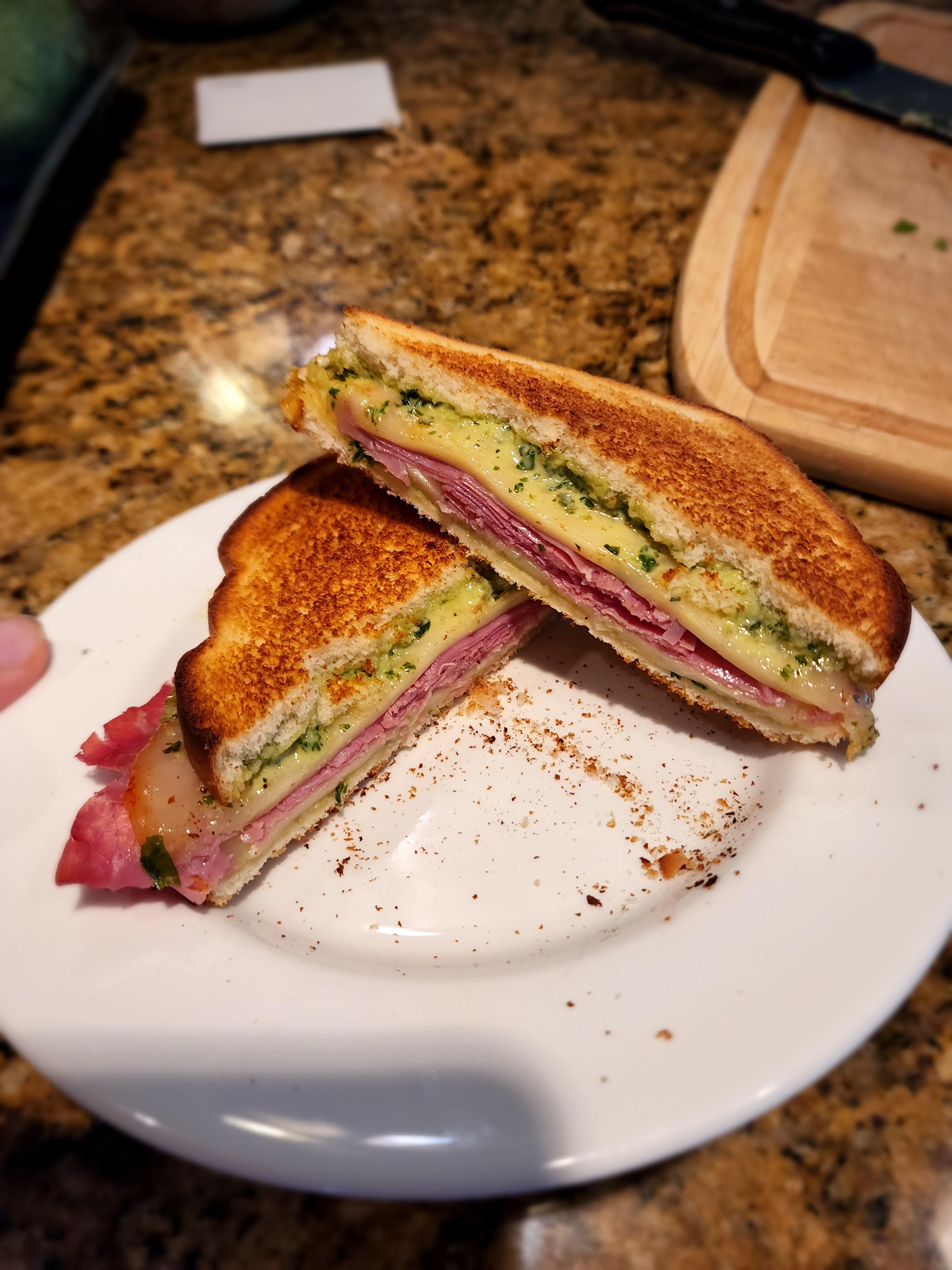 [Homemade] Turkey Pastrami and Muenster Cheese Sandwich with Pesto Mayo