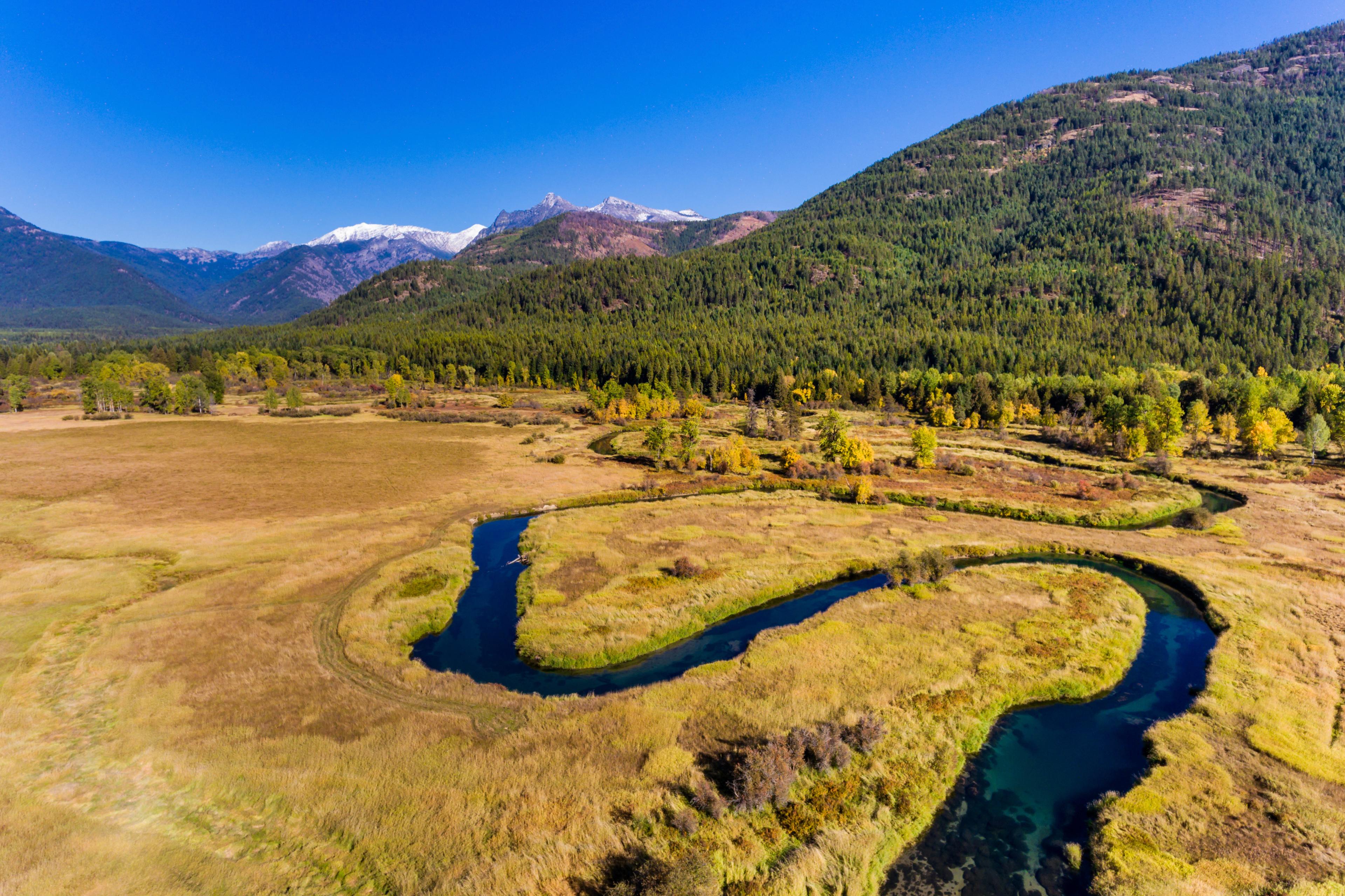 [3840x2560] Autumn arrives to Bull River in the Mountains of
