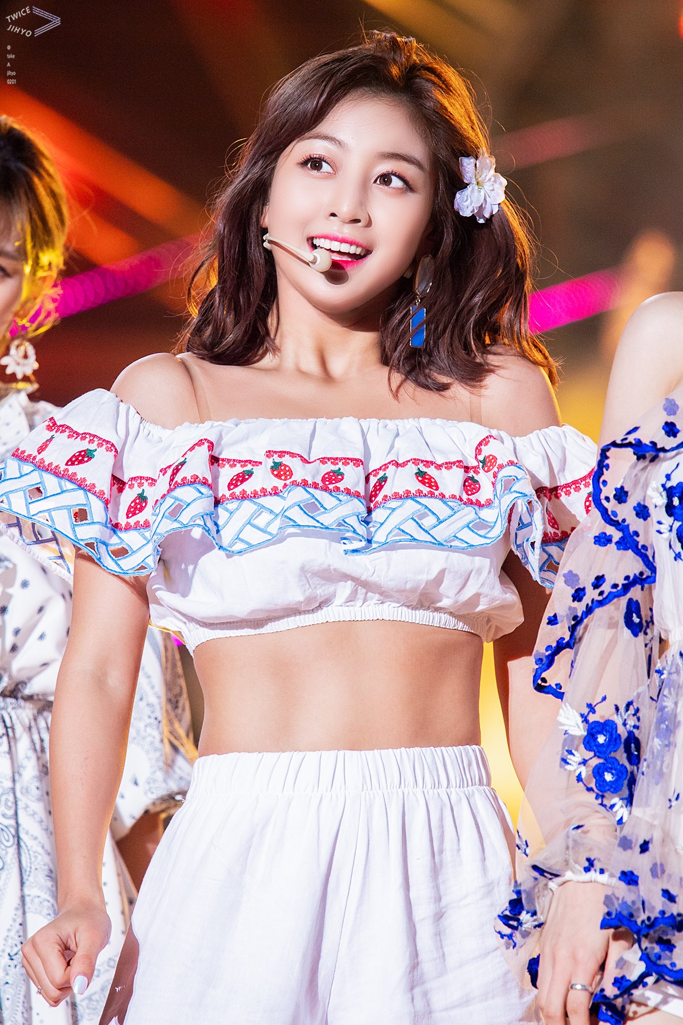Jihyo's abs 😯 r/twicemedia