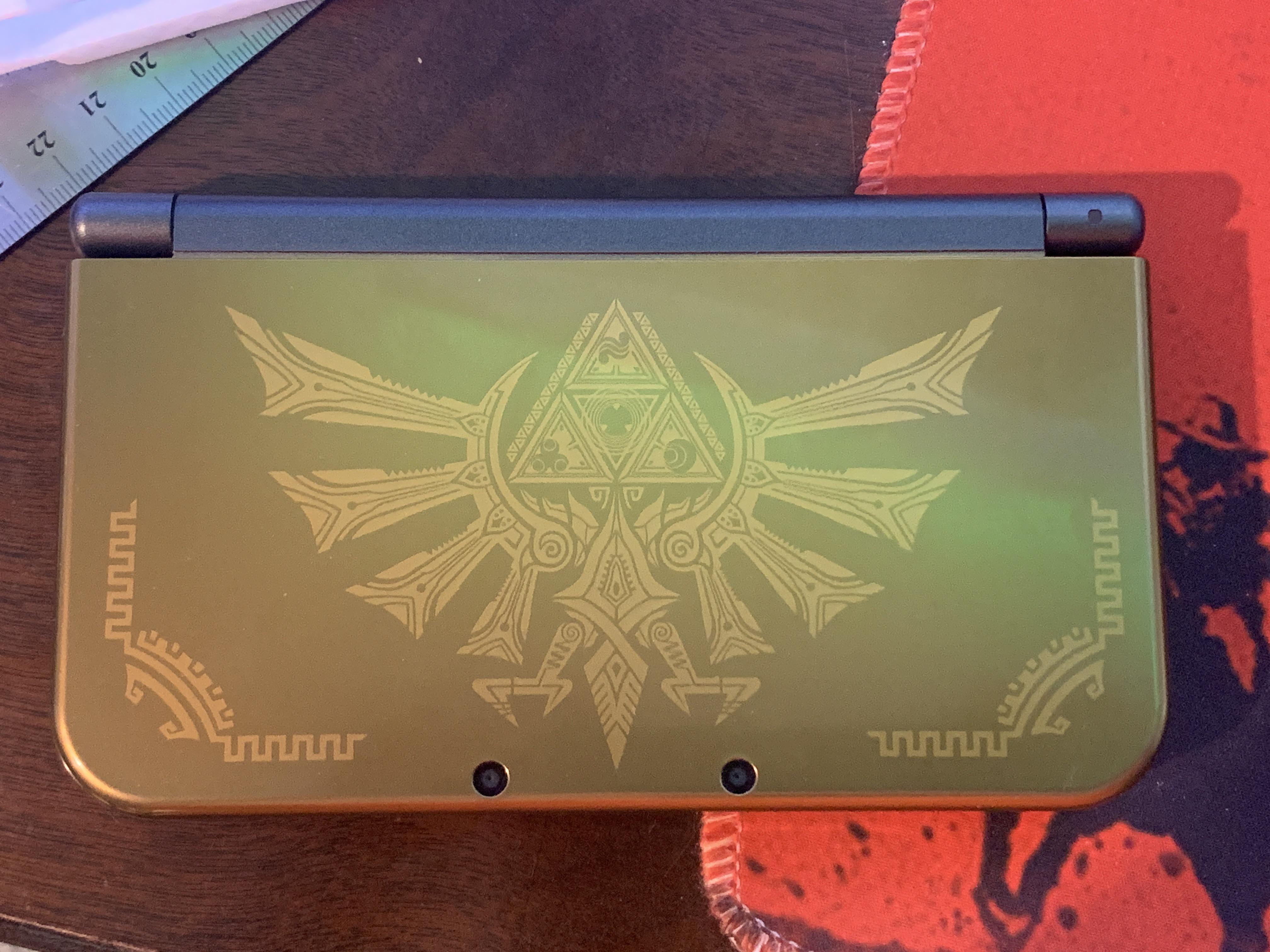 Anyone else have the New 3DS XL Zelda Hyrule Gold Edition? r/3DS