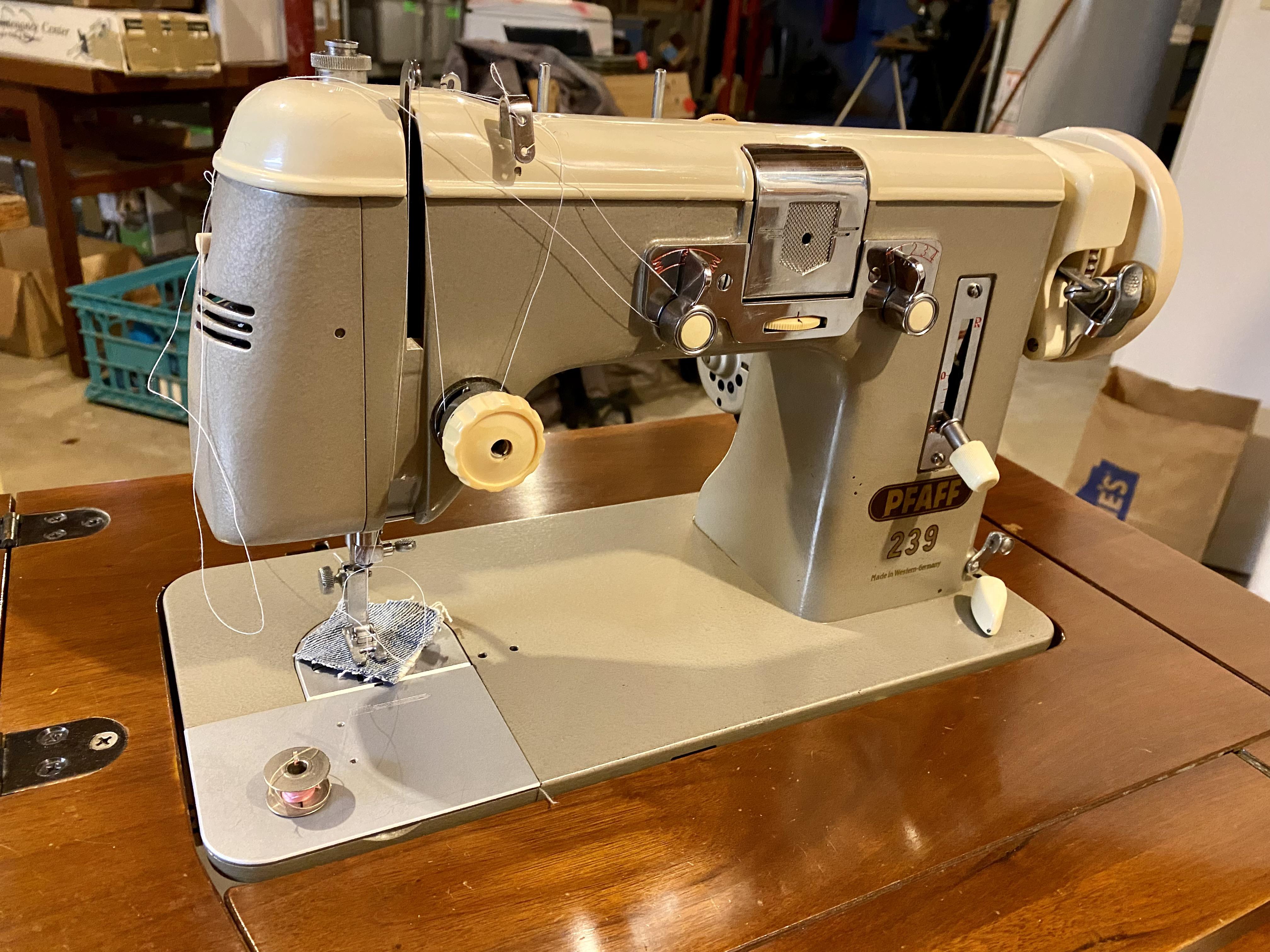 Pfaff 239. Made by Gritzner Kayser. r/SewingMachinePorn