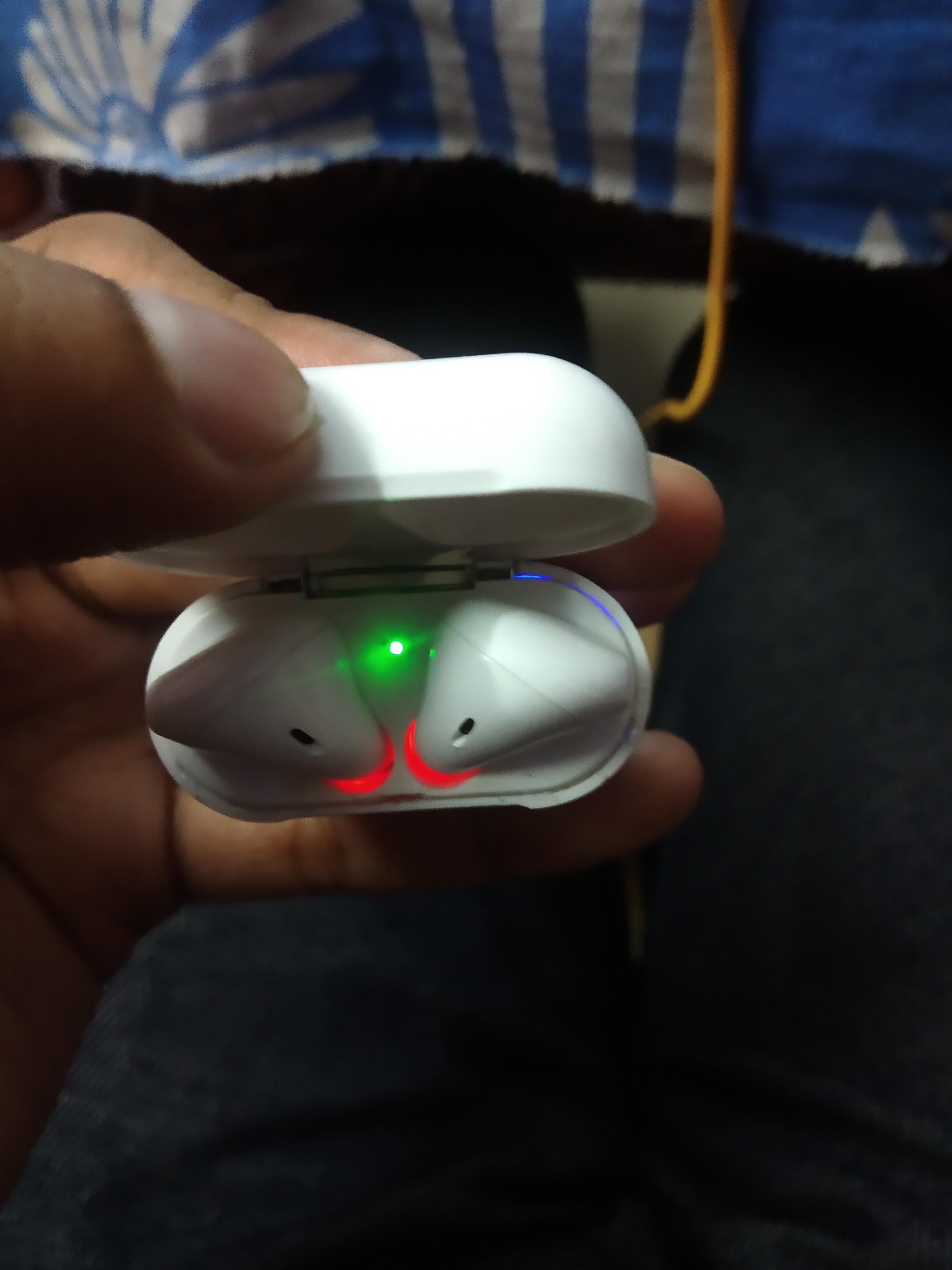 I bought this i12 airpods, but it didn't have that green light of the