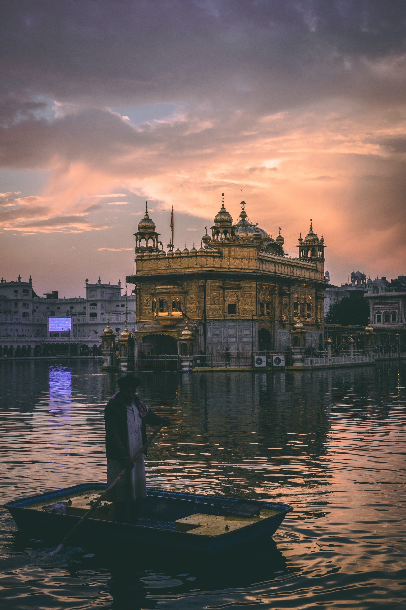 [ Raghu Nayyar on Unsplash ] The Golden Temple r/indiasocial